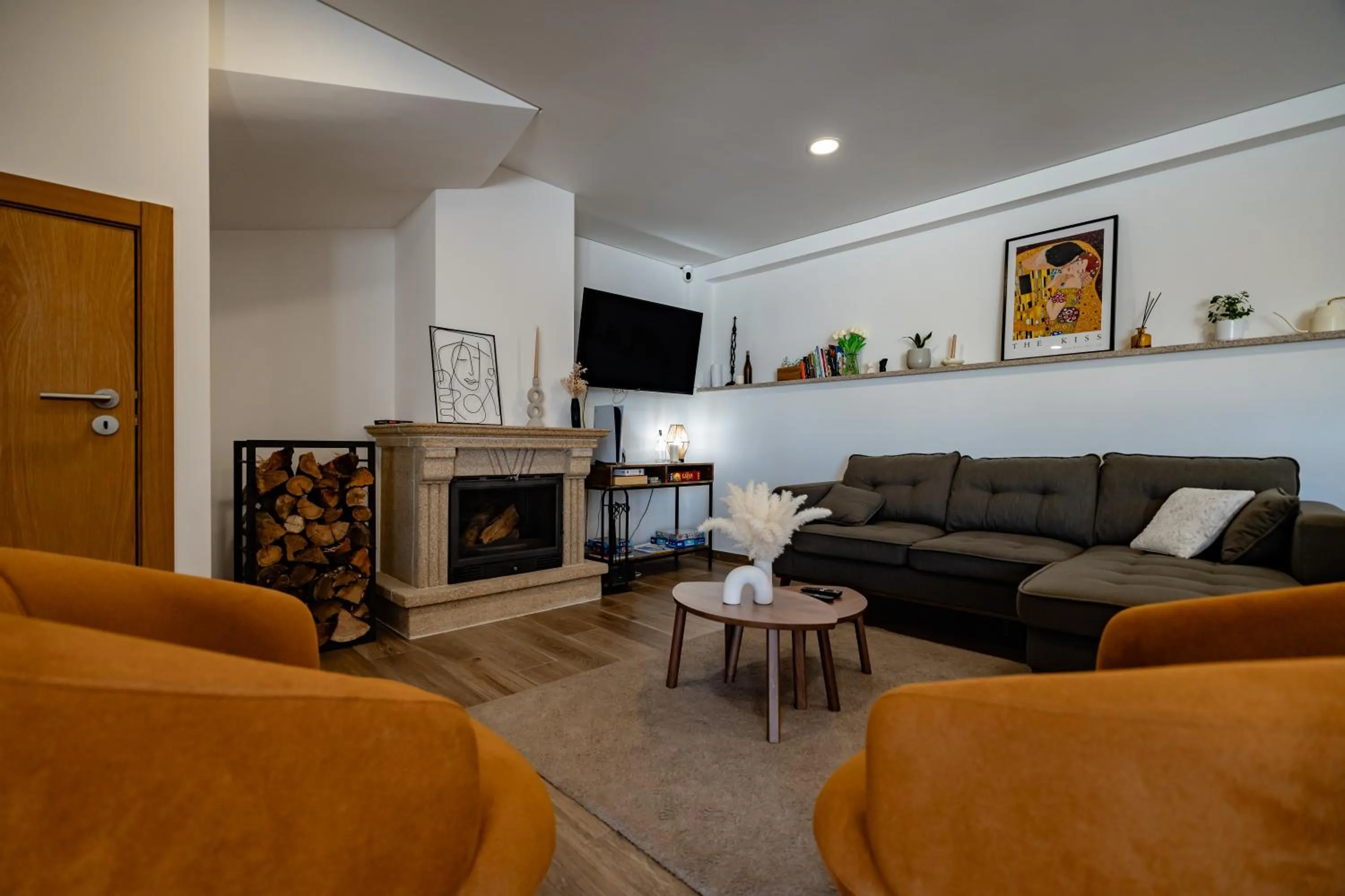 Communal lounge/ TV room in Alojamento Jasmine