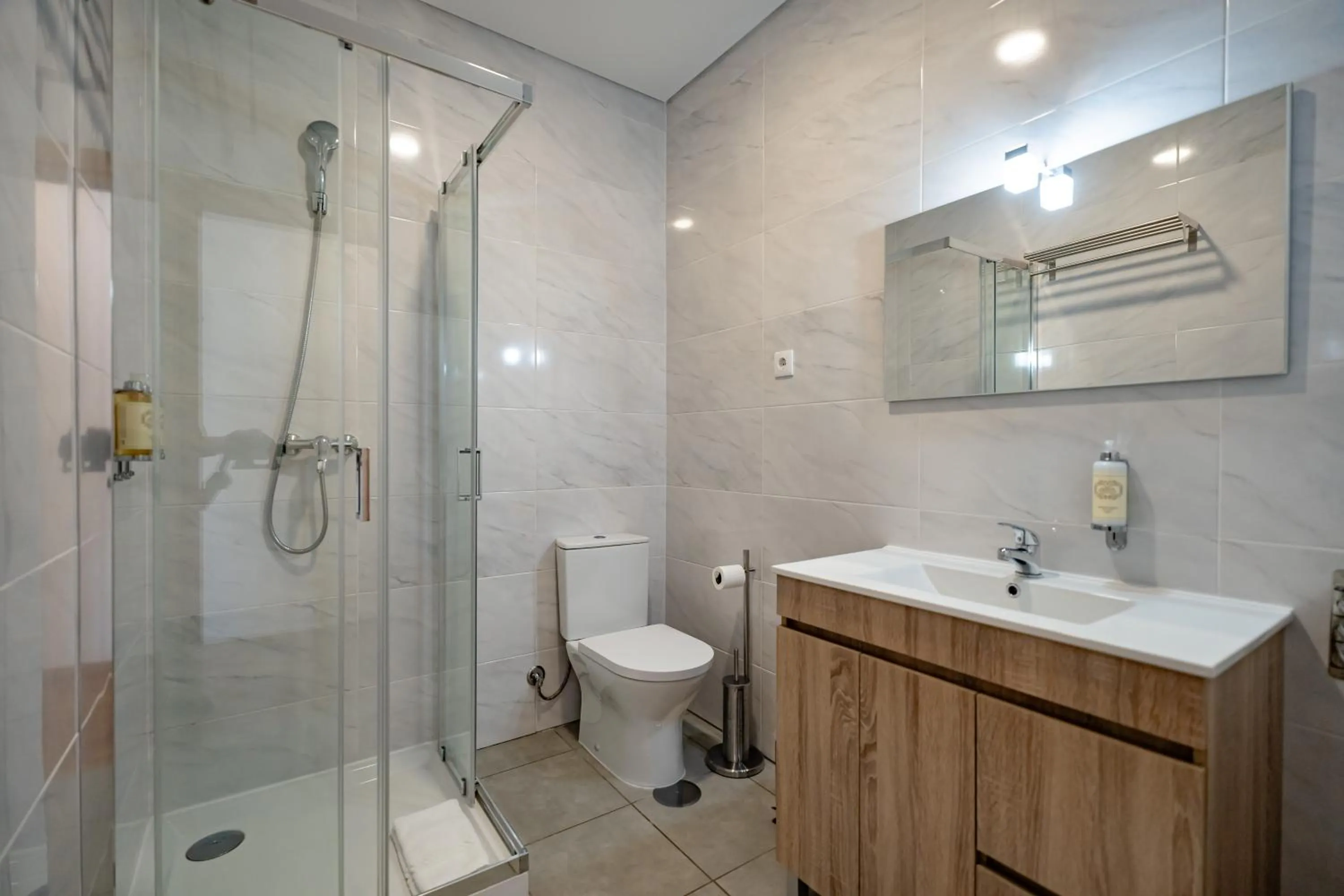 Shower in Alojamento Jasmine