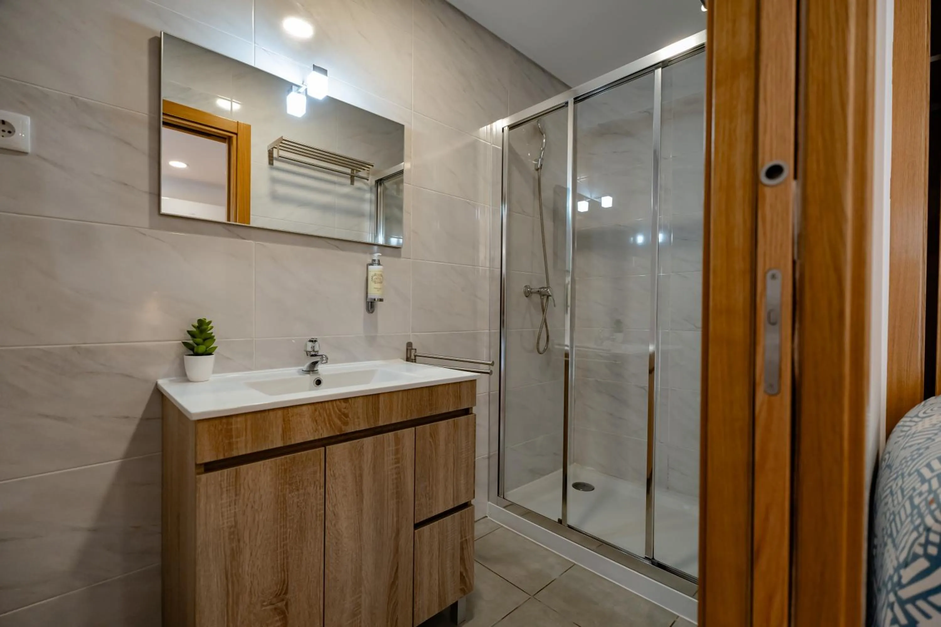 Shower in Alojamento Jasmine