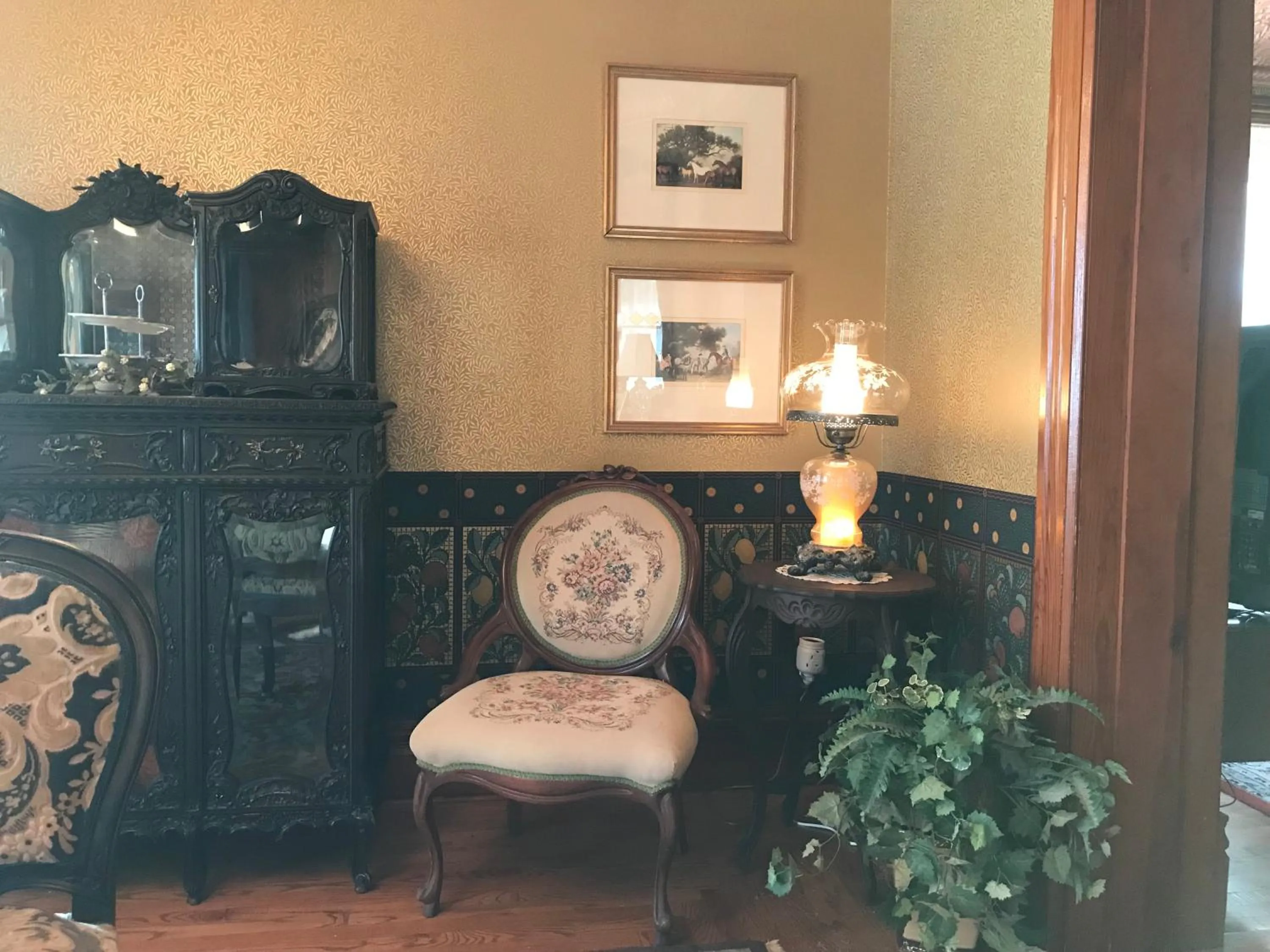 Seating area in The Nauvoo Grand Bed & Breakfast