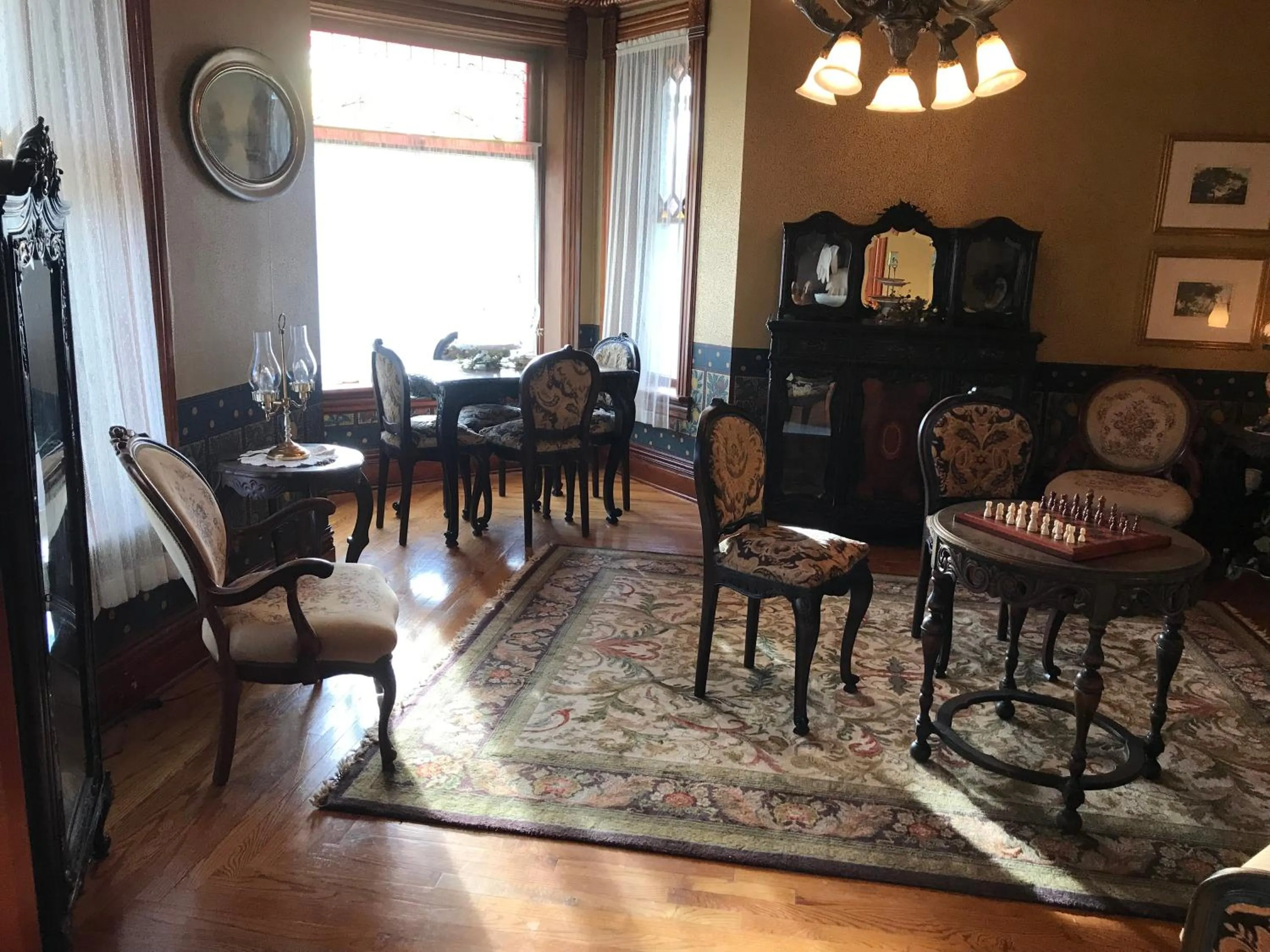 Seating area in The Nauvoo Grand Bed & Breakfast