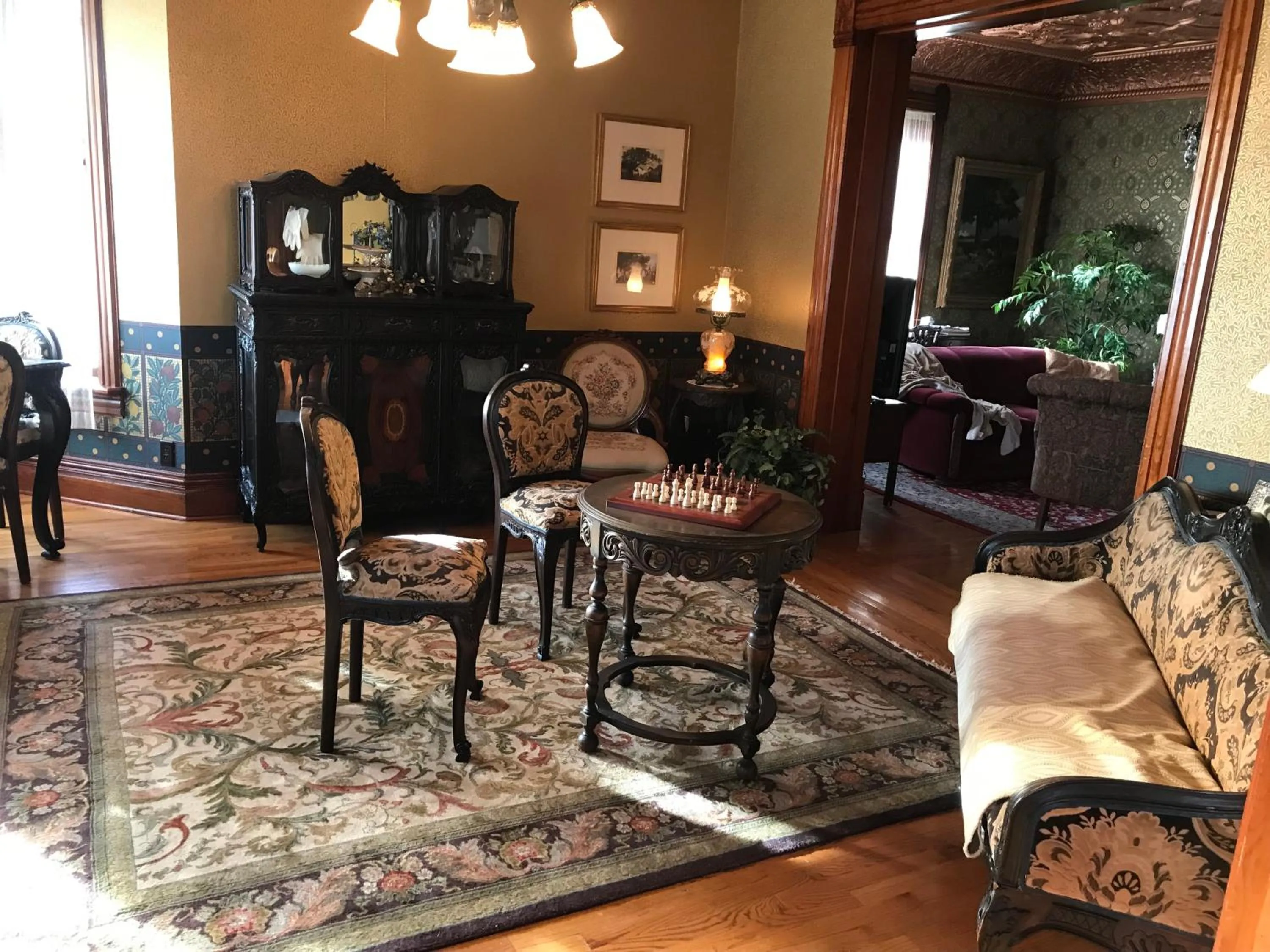 Seating area in The Nauvoo Grand Bed & Breakfast
