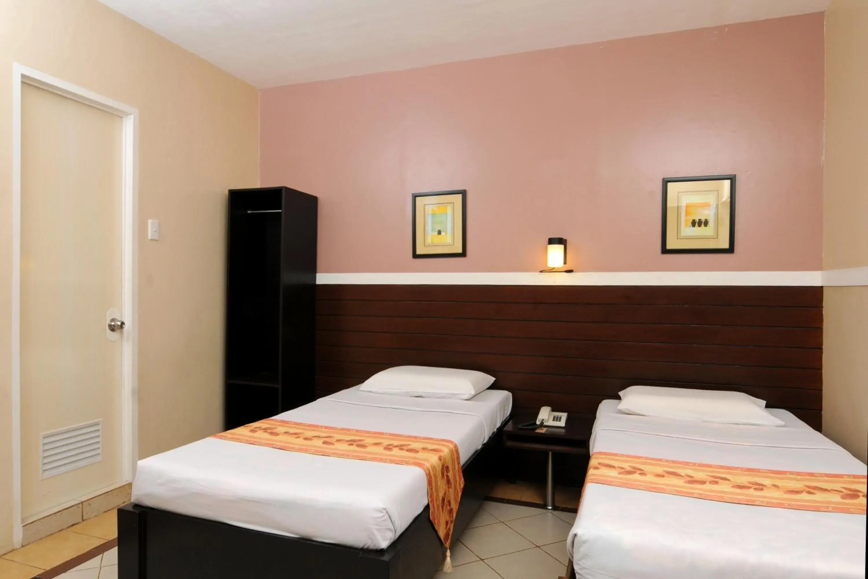 Standard Twin Room in Sampaguita Suites JRG Standard Twin Room in Sampaguita Suites JRG