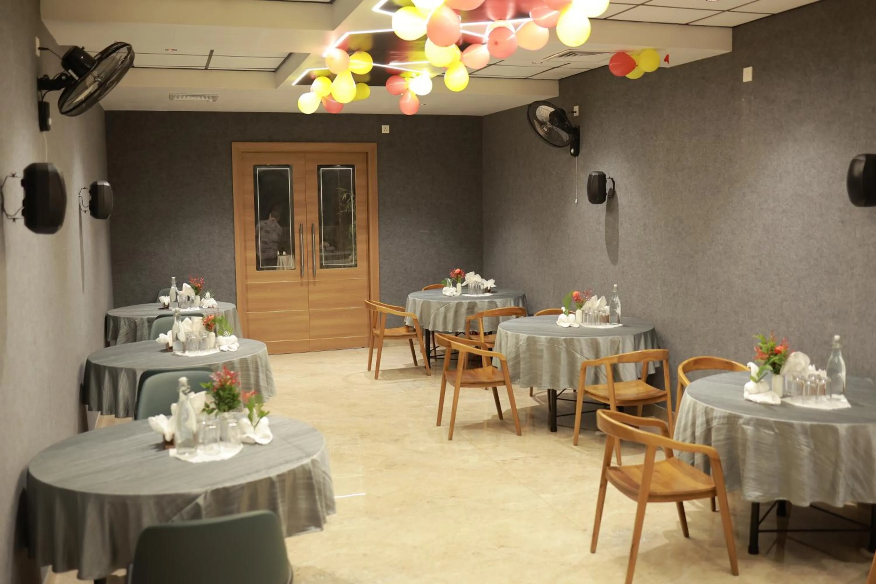 Restaurant/places to eat in CMK HABITAT CENTRE