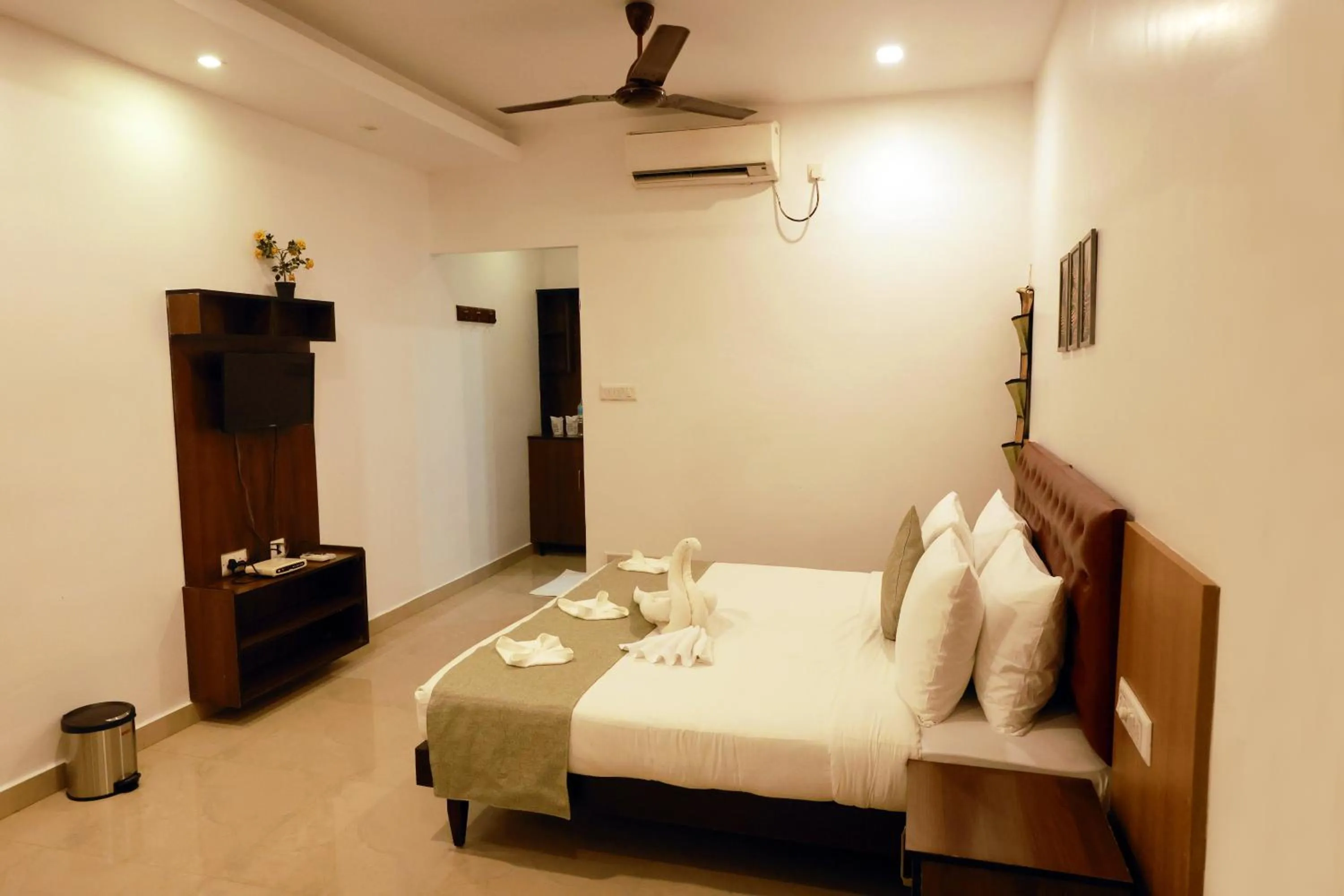 Bed in CMK HABITAT CENTRE