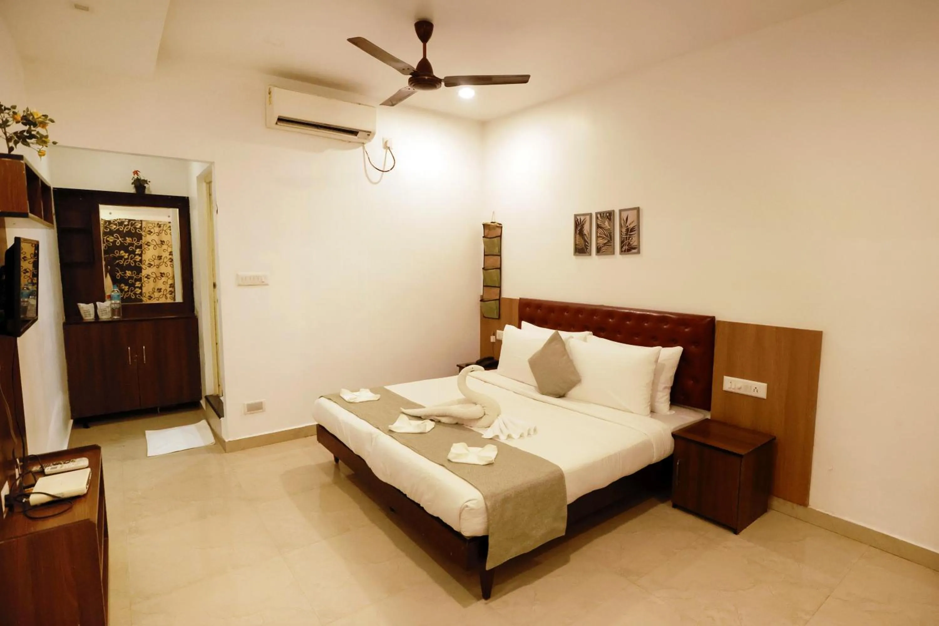 Bed in CMK HABITAT CENTRE