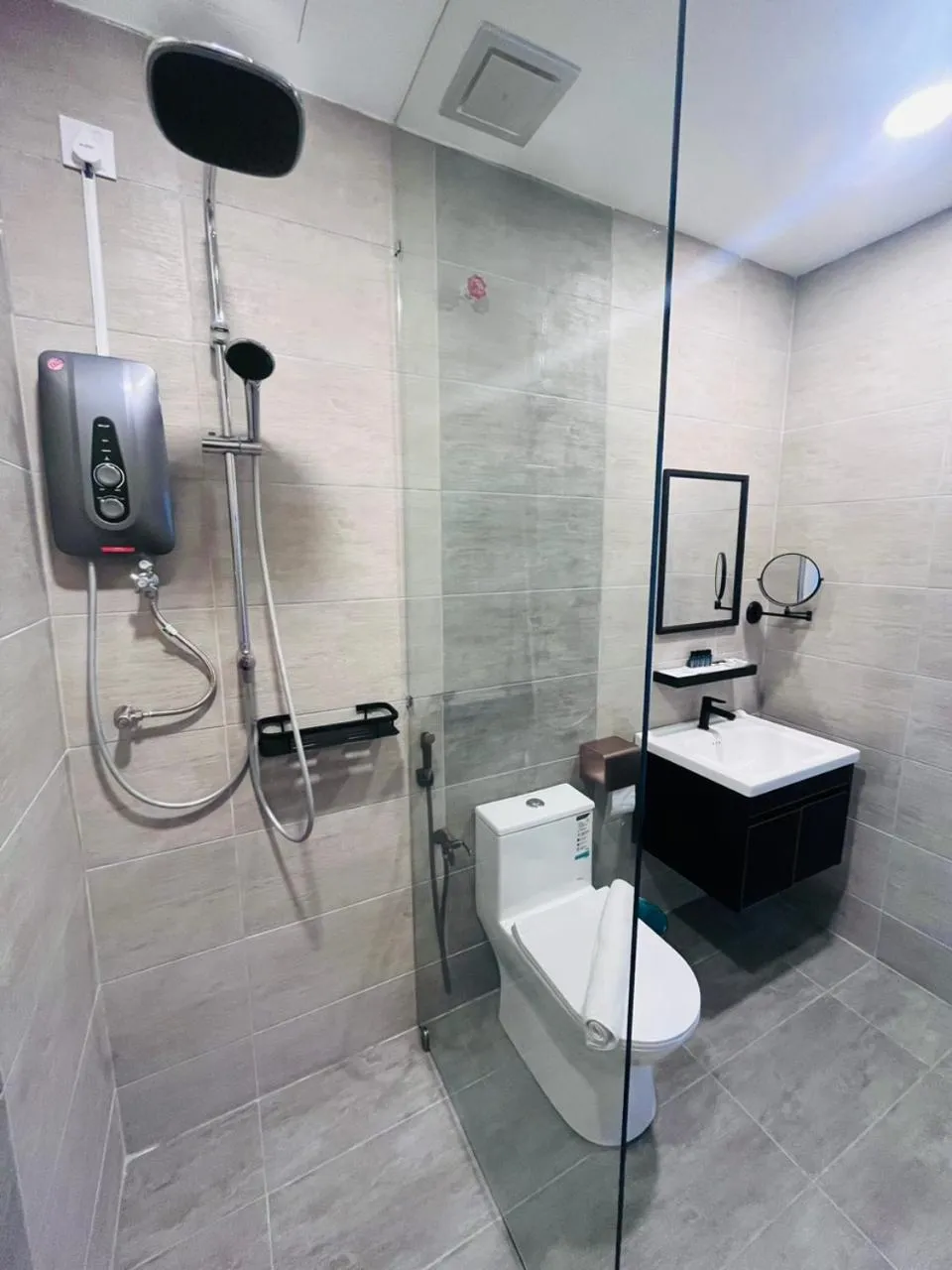 Shower in Frazel Heritage Hotel