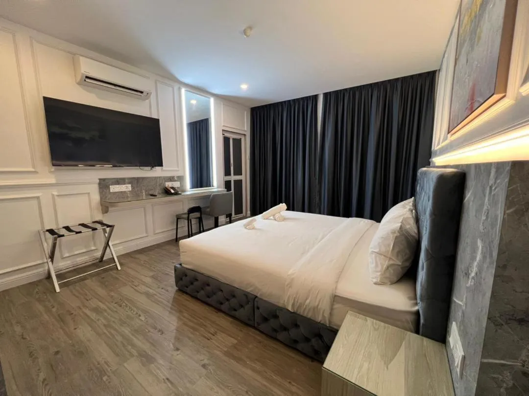 Communal lounge/ TV room, Bed in Frazel Heritage Hotel