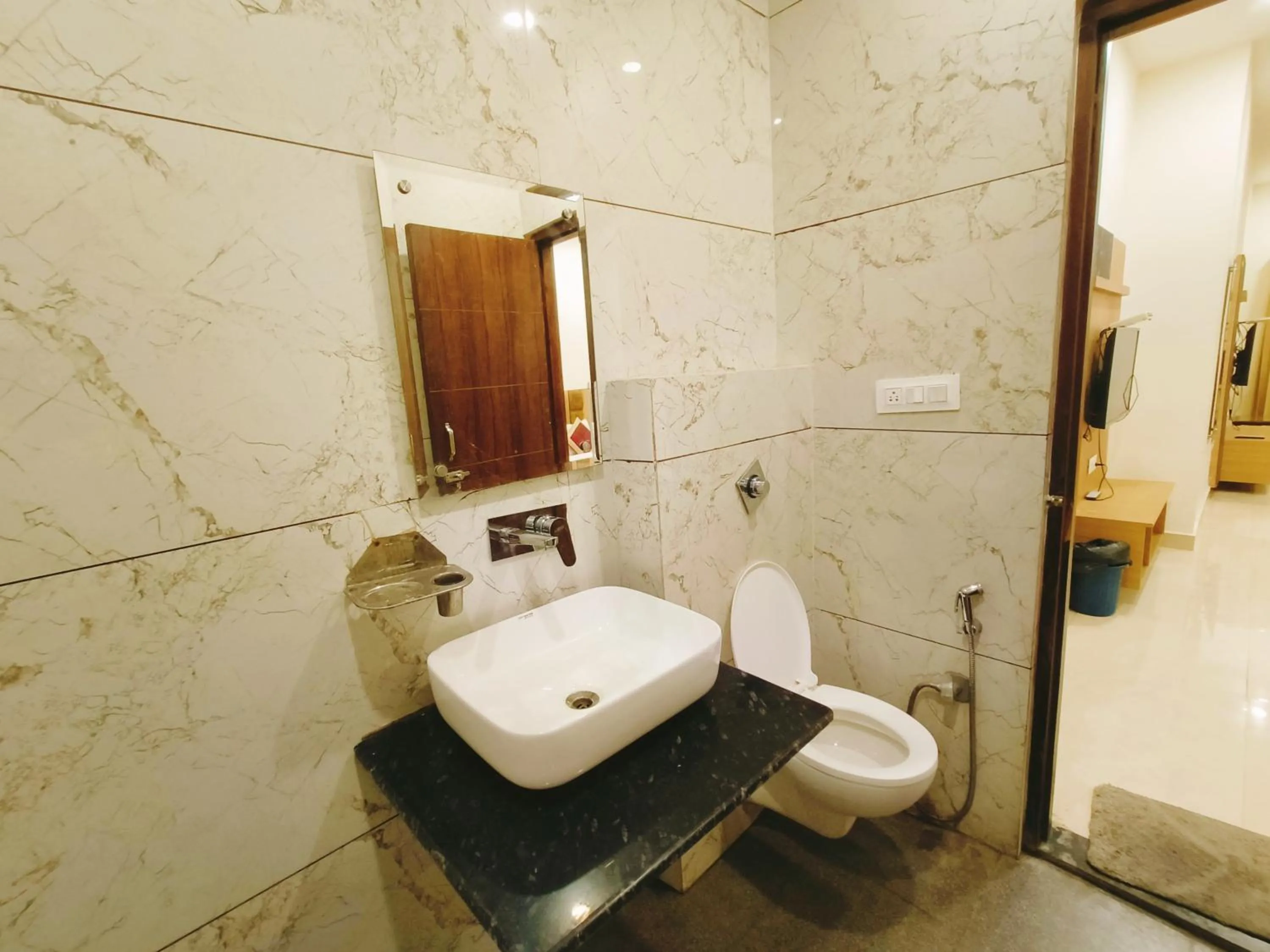 Shower in Hotel Bansal Paradise near golden temple