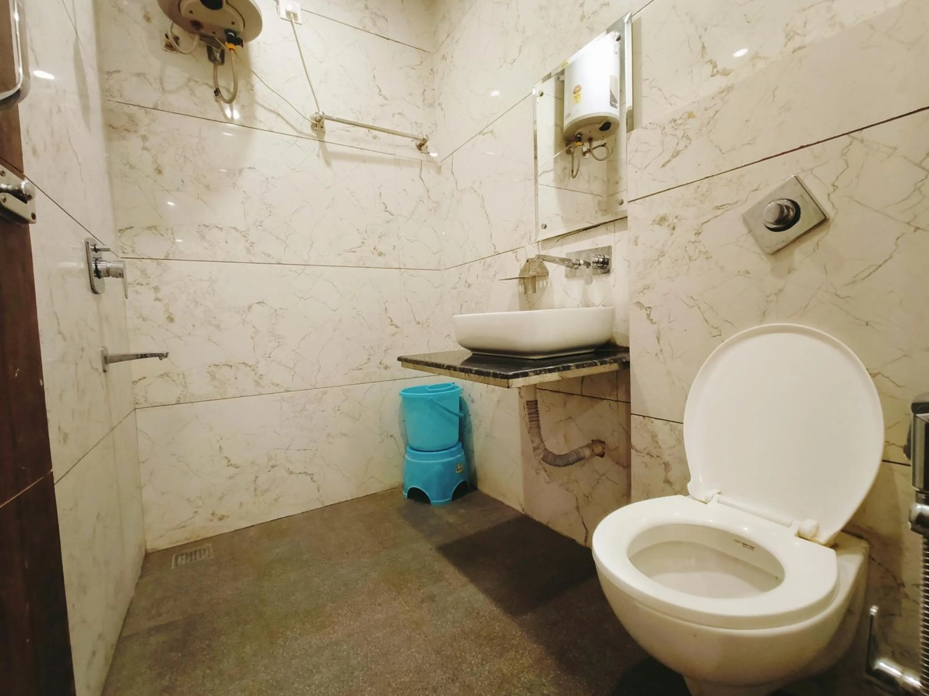 Shower in Hotel Bansal Paradise near golden temple