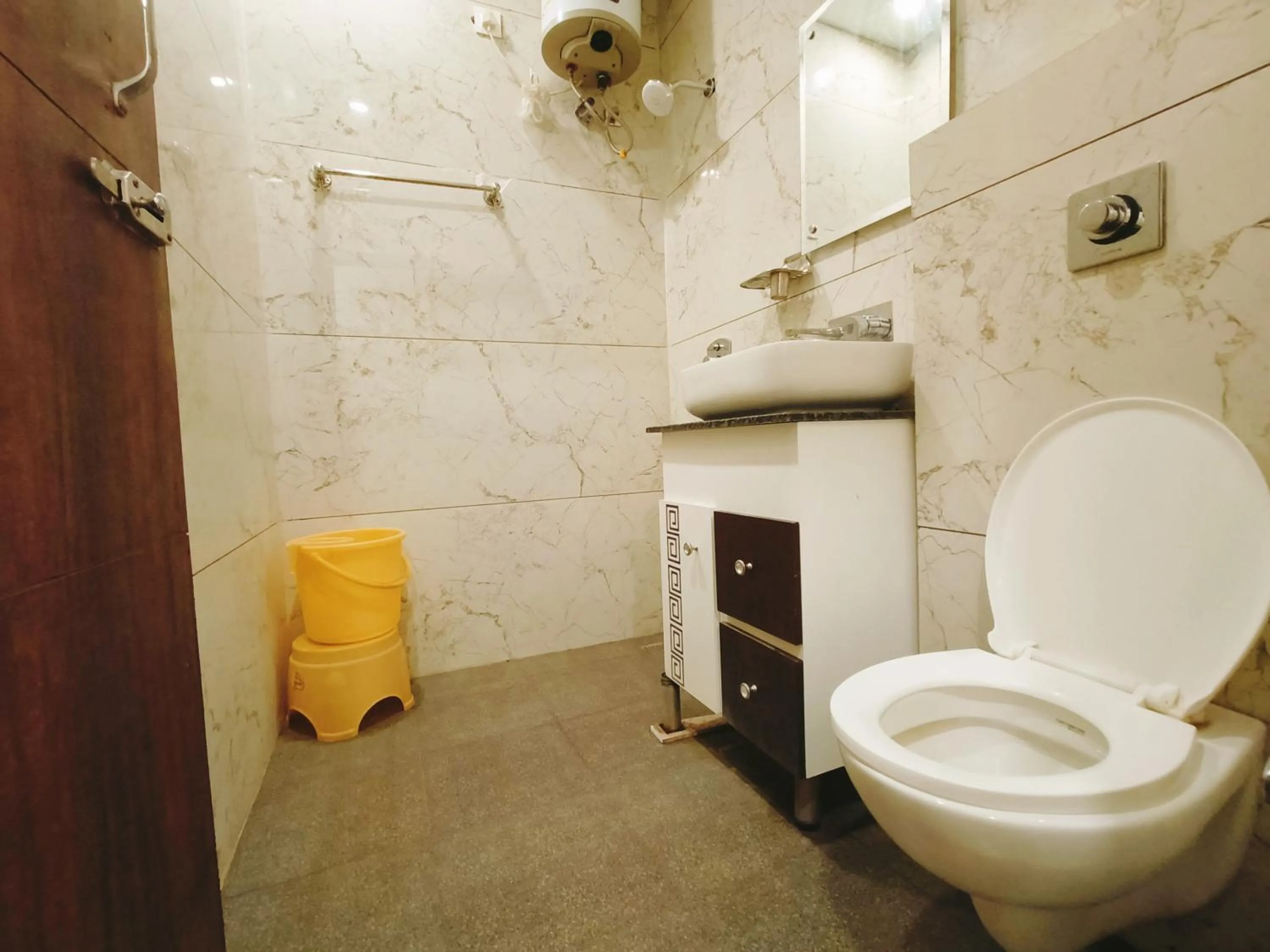 Toilet in Hotel Bansal Paradise near golden temple