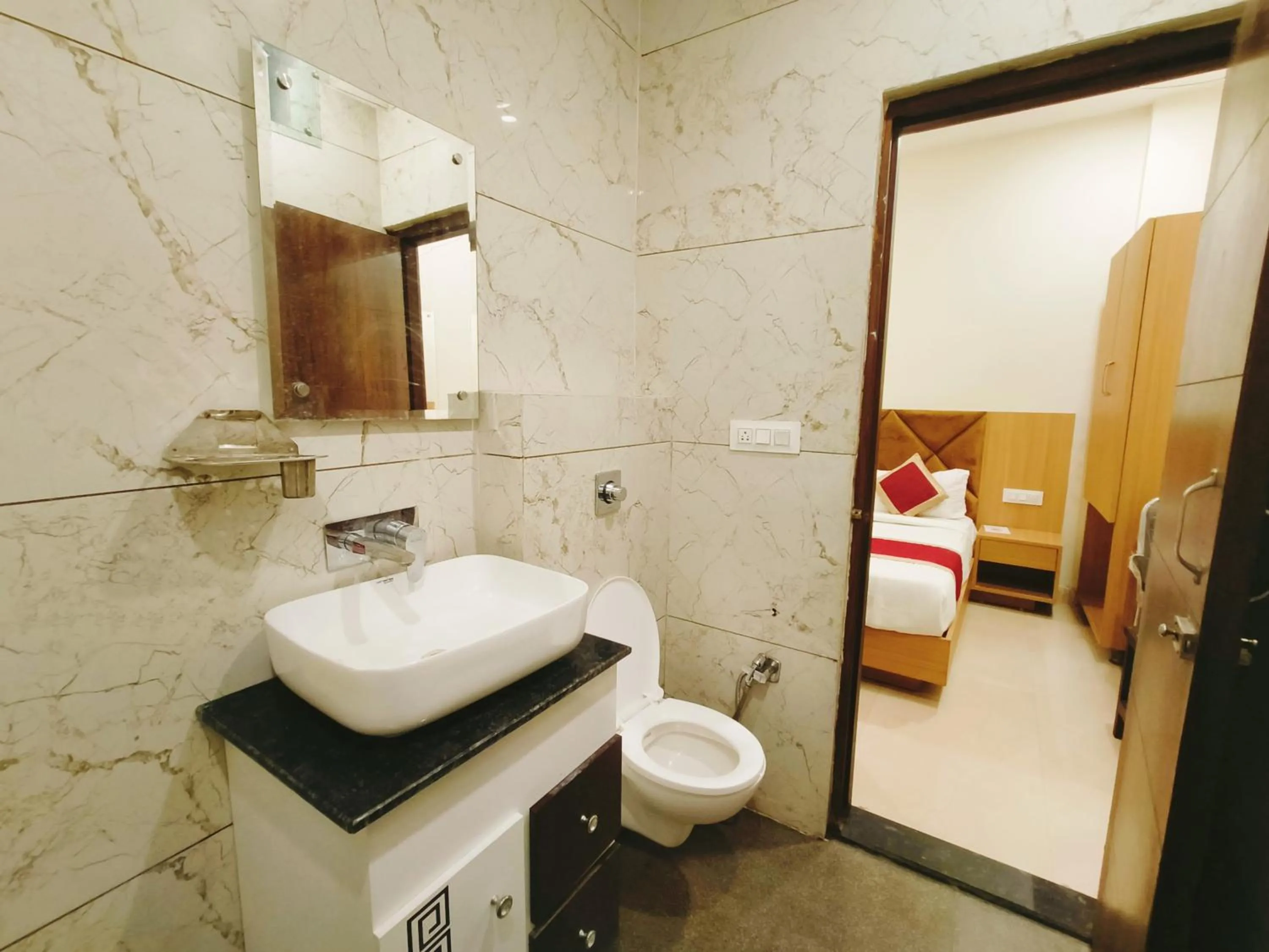 Bathroom in Hotel Bansal Paradise near golden temple