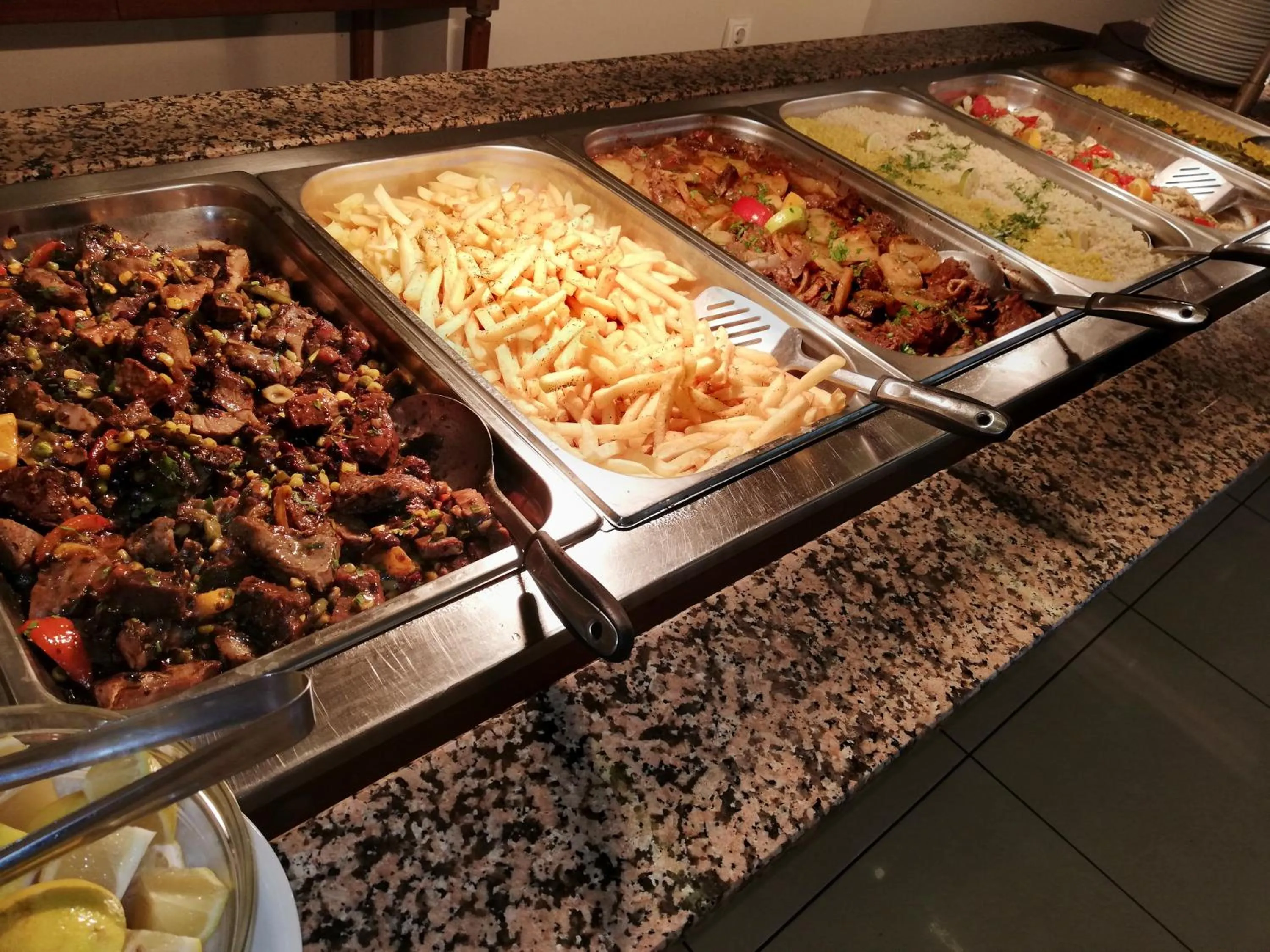 Restaurant/places to eat in Pela Maria Hotel