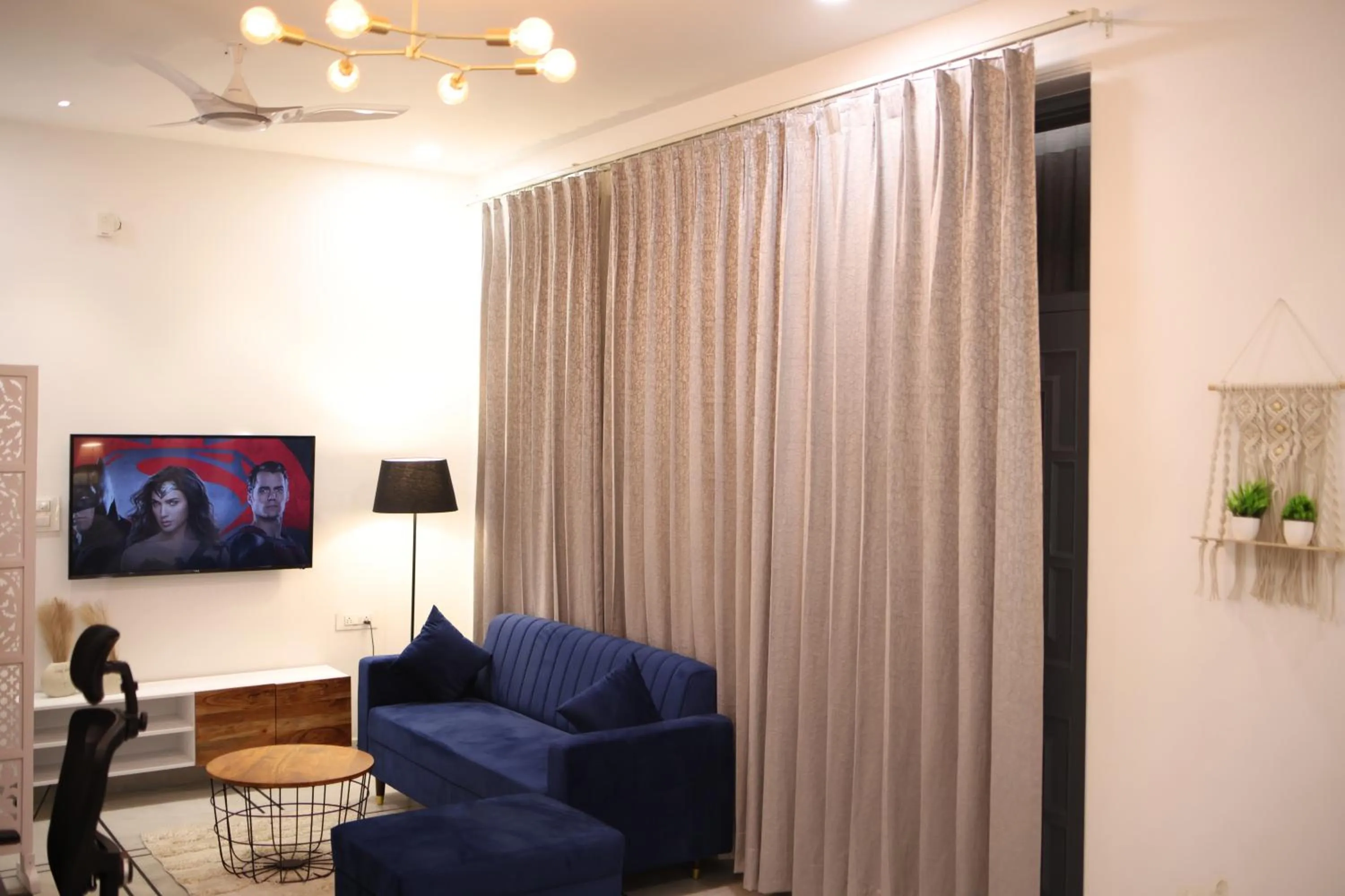 TV and multimedia in Gallivanto Inn - Rohini