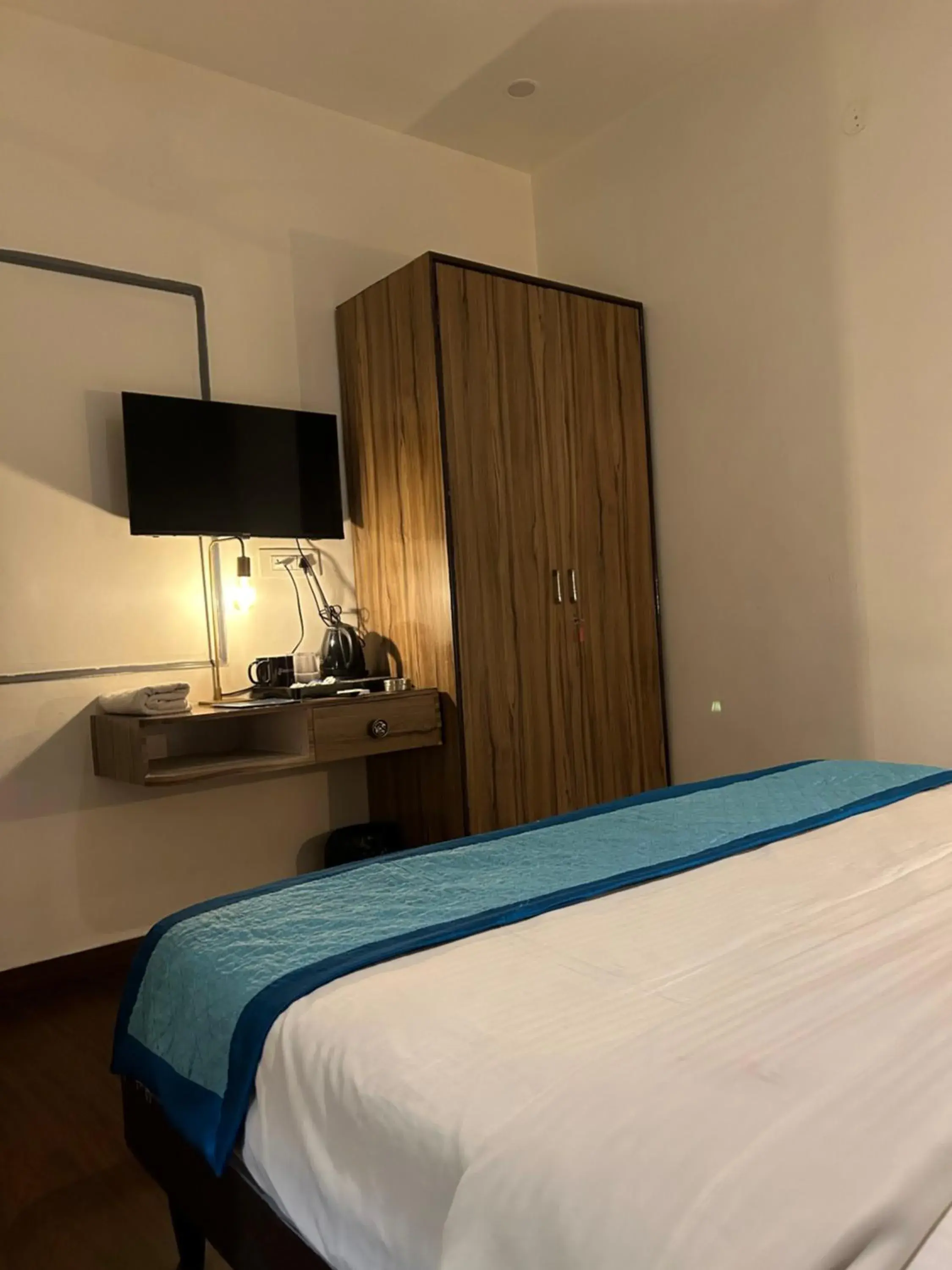 Budget Double Room in Gallivanto Inn - Rohini Budget Double Room in Gallivanto Inn - Rohini