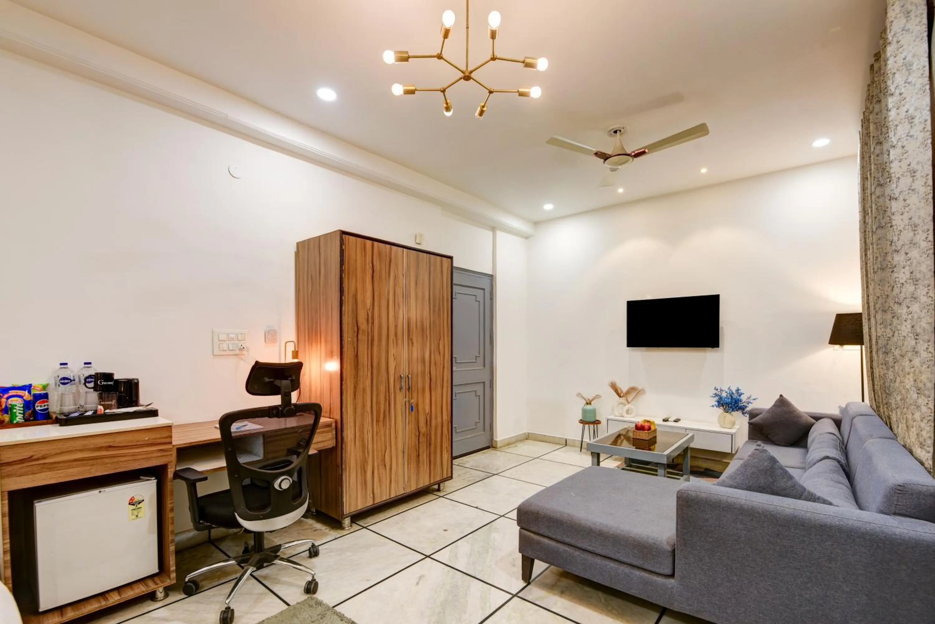 Communal lounge/ TV room in Gallivanto Inn - Rohini