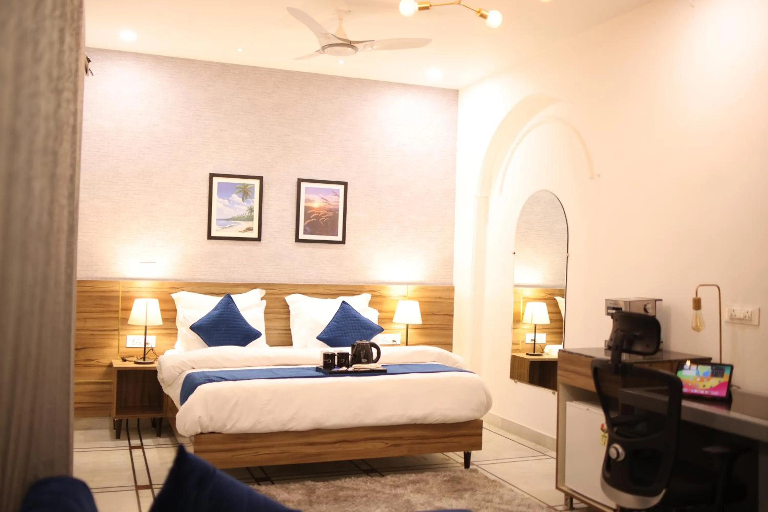 Photo of the whole room, Bed in Gallivanto Inn - Rohini