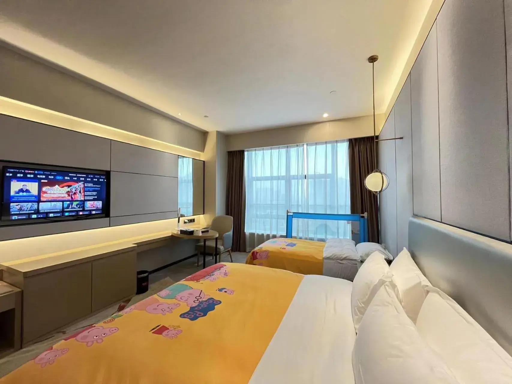 Deluxe Double Room (2 Adults + 1 Child) in Qingyuan Argyle Hotel Deluxe Double Room (2 Adults + 1 Child) in Qingyuan Argyle Hotel