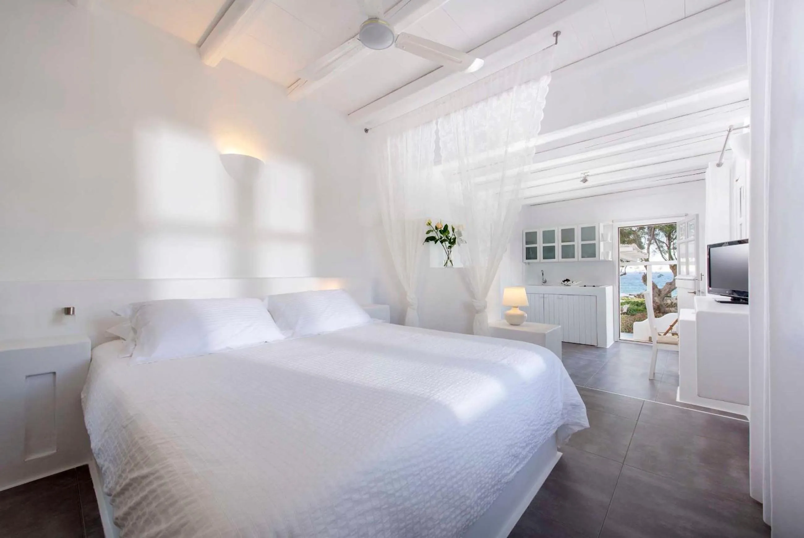 Photo of the whole room, Bed in Nefeli Sunset Studios