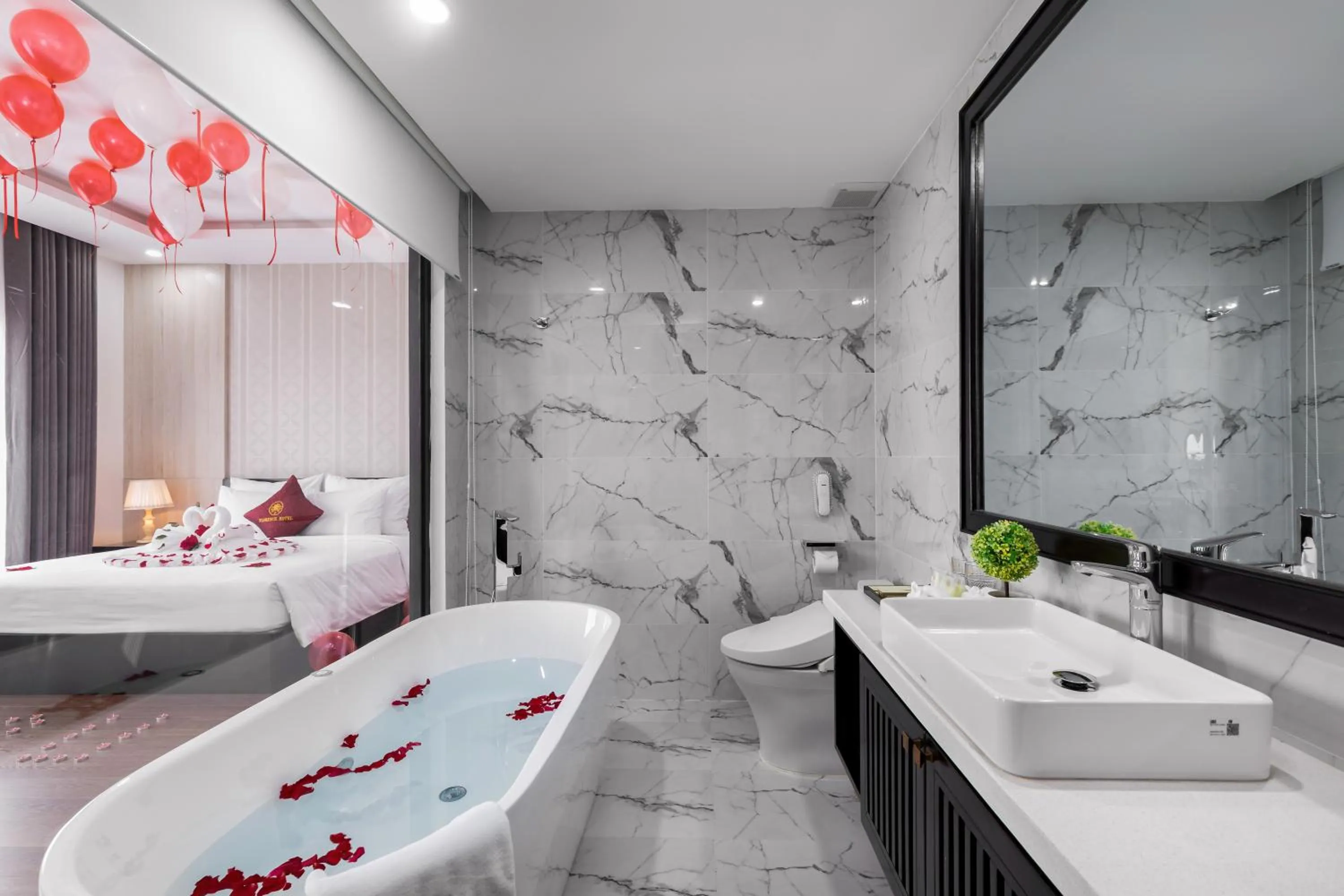 Hot Tub, Bed in Florence Hotel