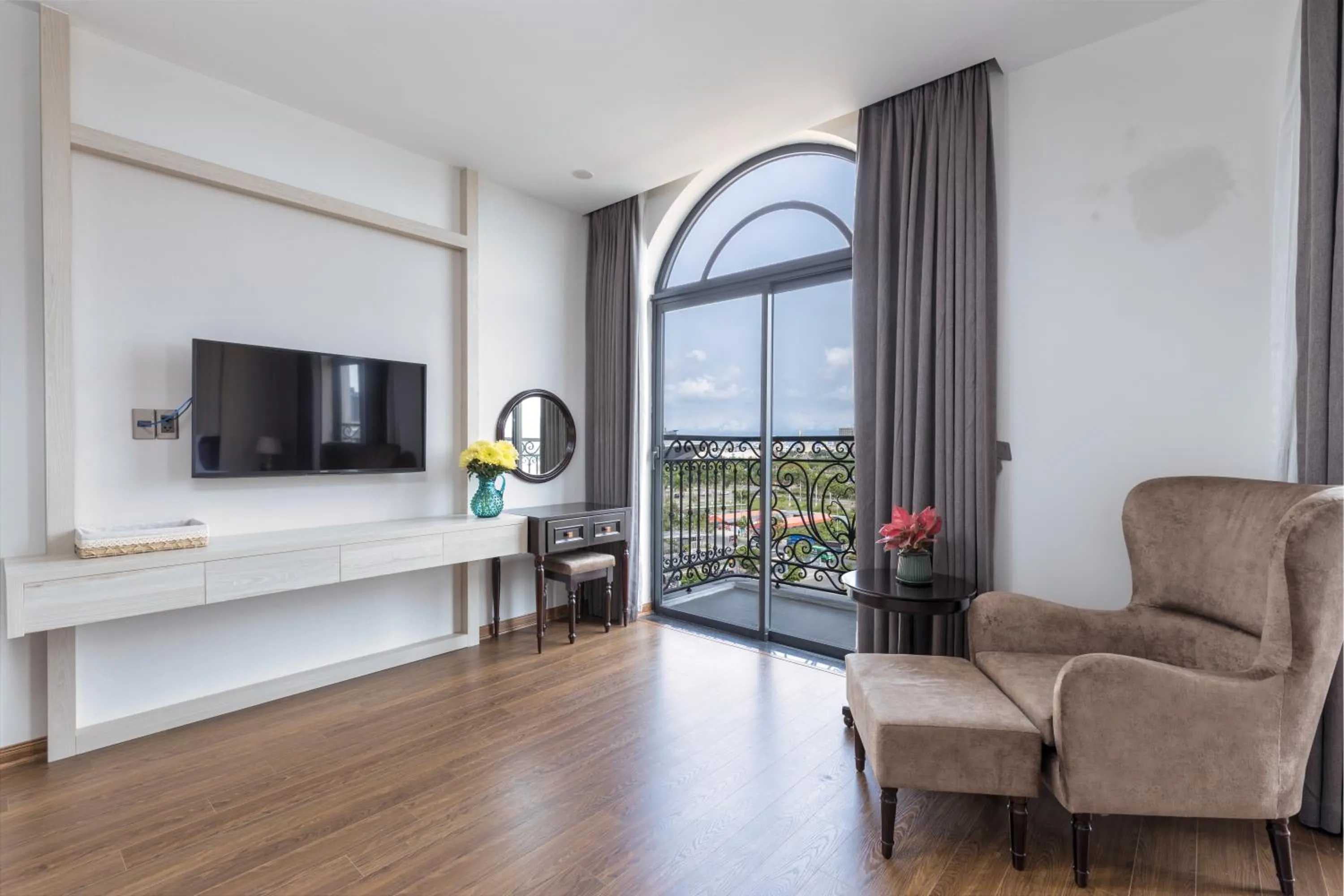 Communal lounge/ TV room in Florence Hotel