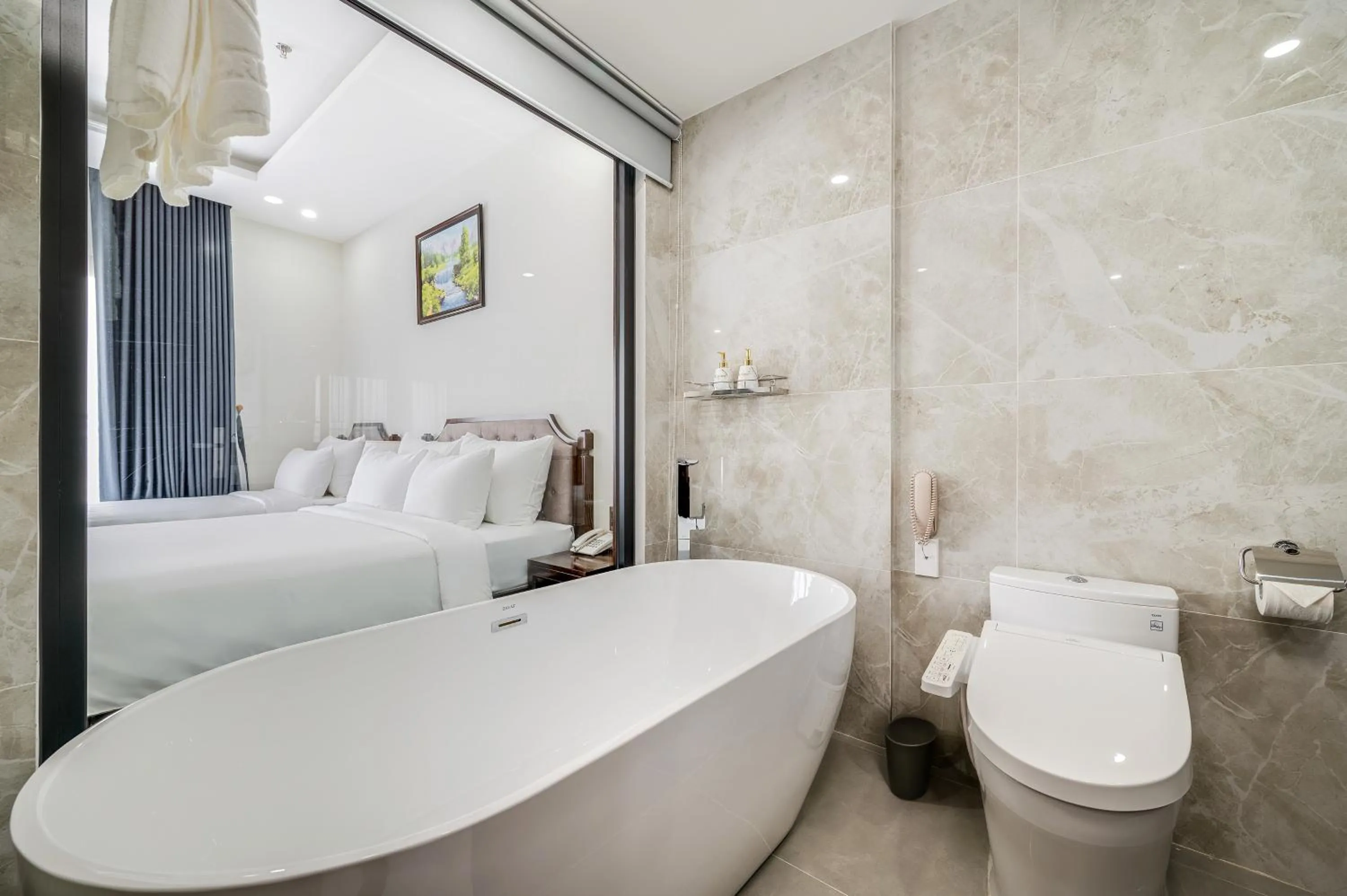 Bathroom, Bed in Florence Hotel