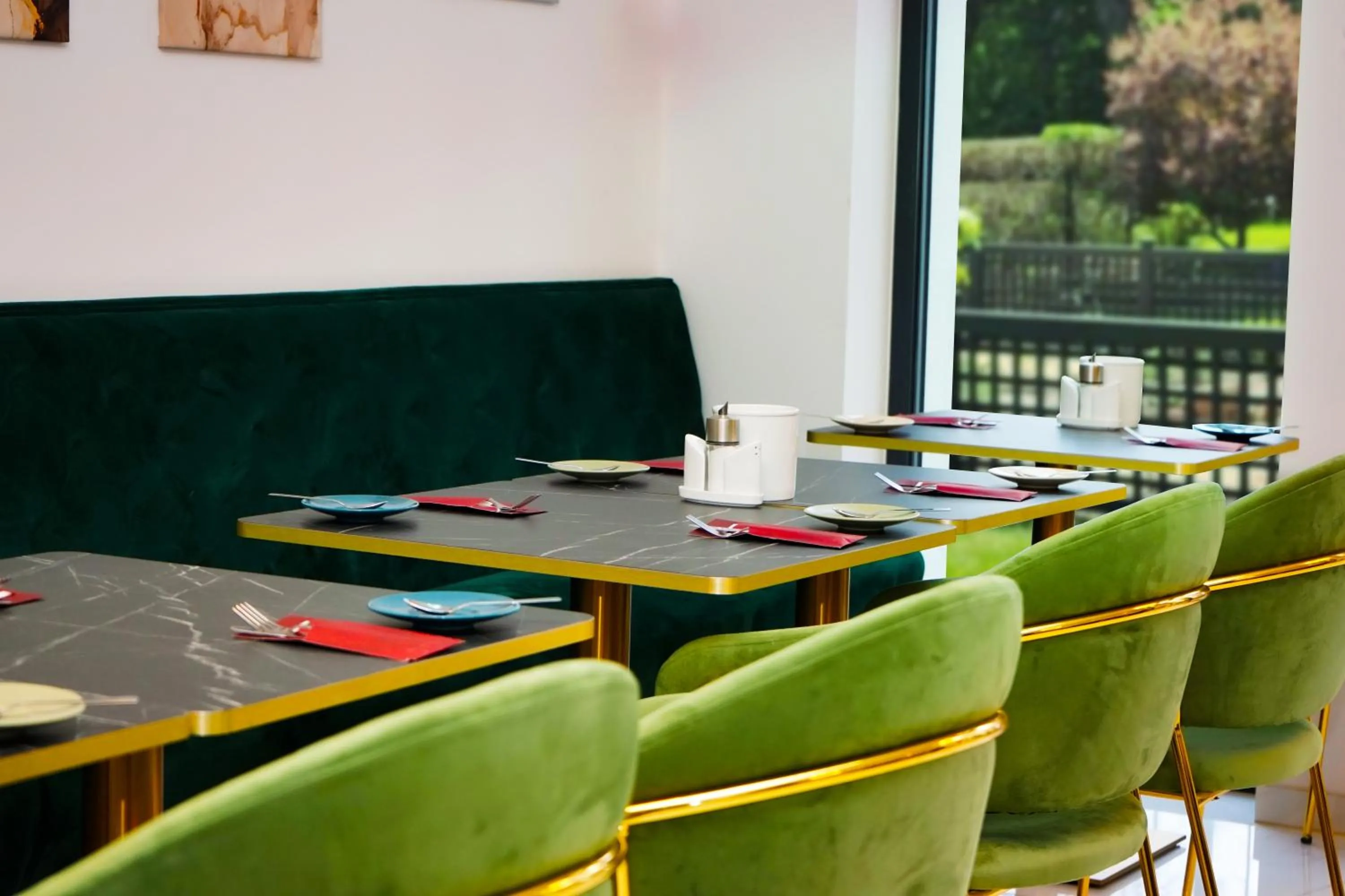 Restaurant/places to eat in M-Pire Hotel Berlin