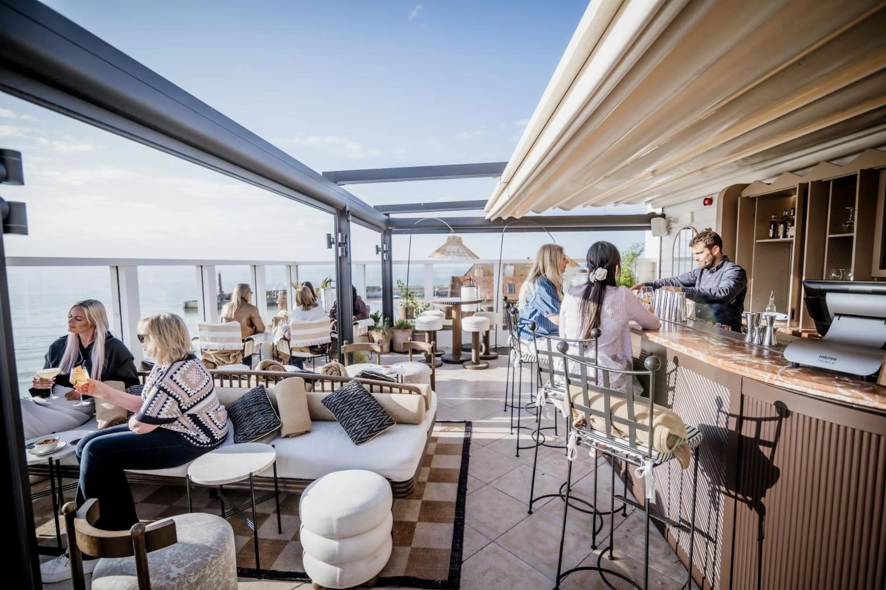 Lounge or bar in No 42 by GuestHouse, Margate