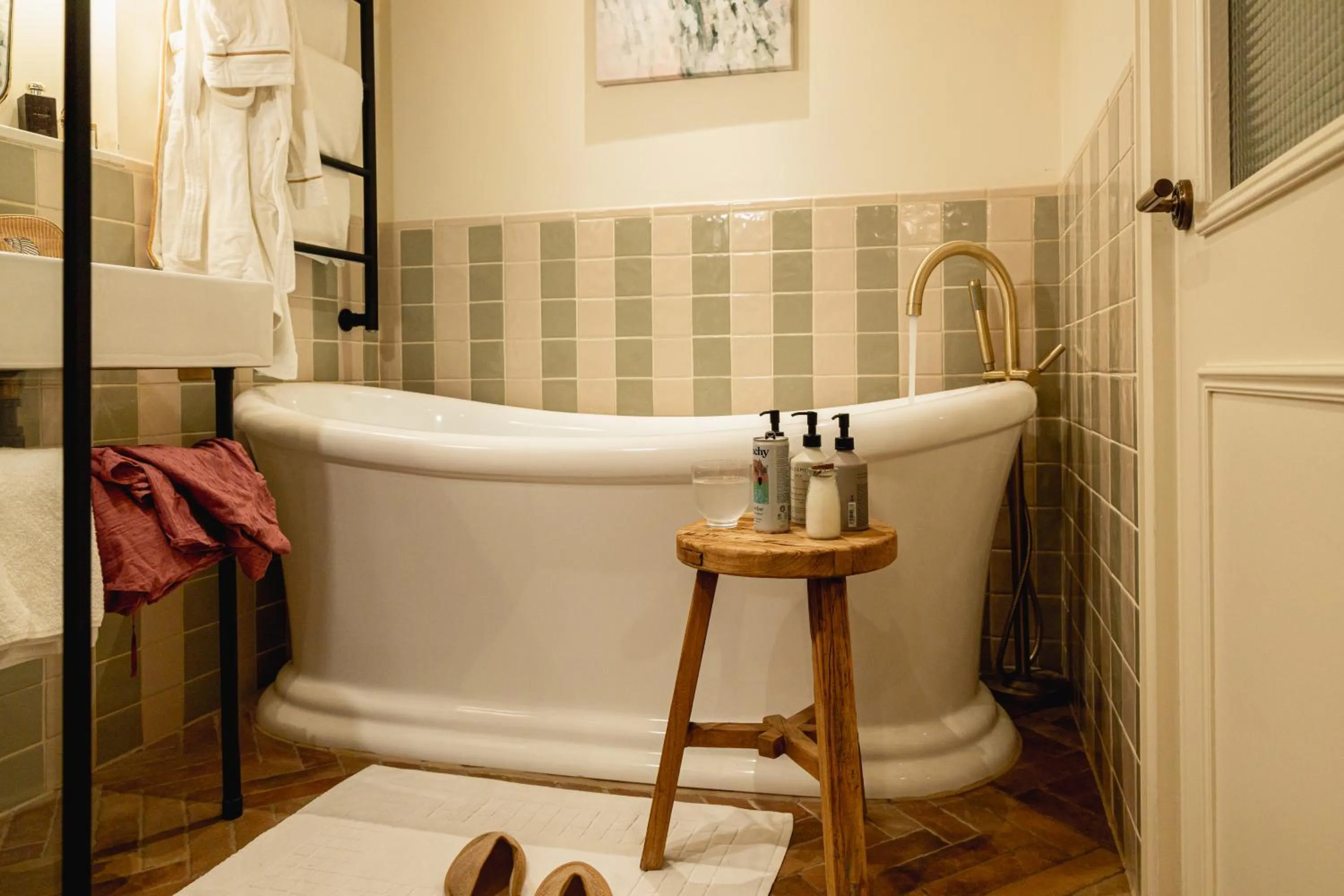 Bathroom in No 42 by GuestHouse, Margate