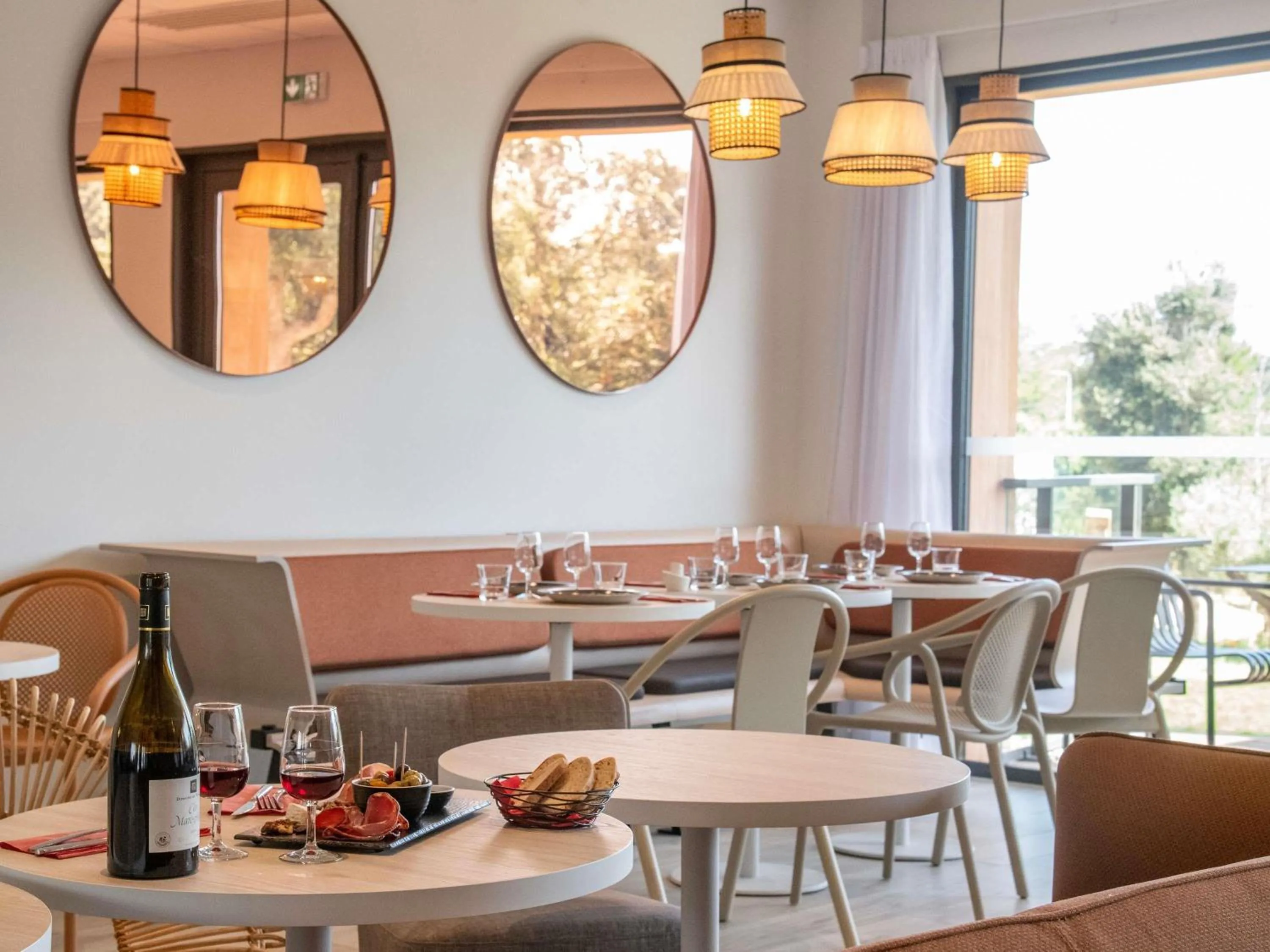 Lounge or bar in ibis Styles Porto Vecchio