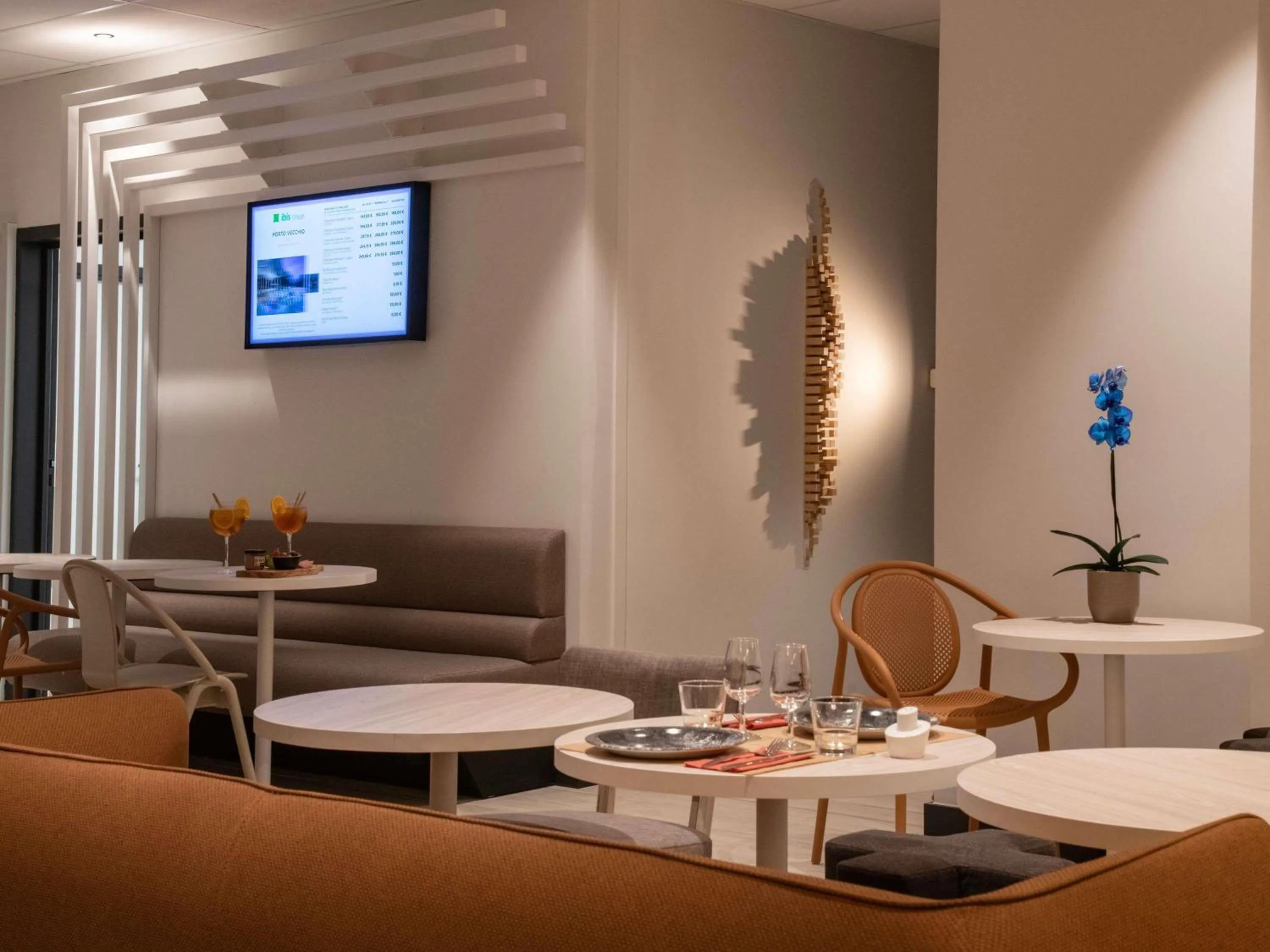 Lounge or bar in ibis Styles Porto Vecchio