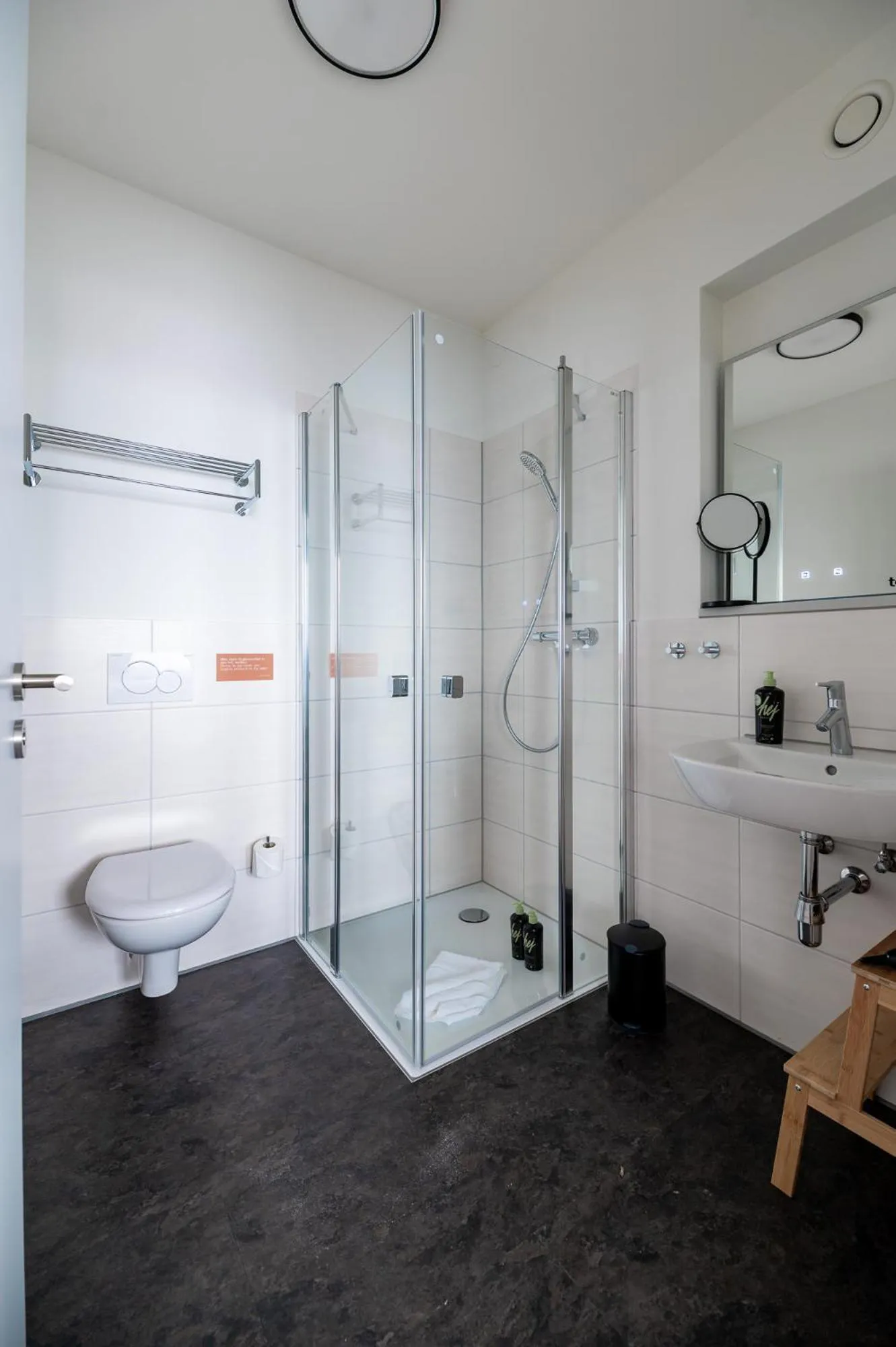 Shower in Limehome Bremerhaven Kantstraße