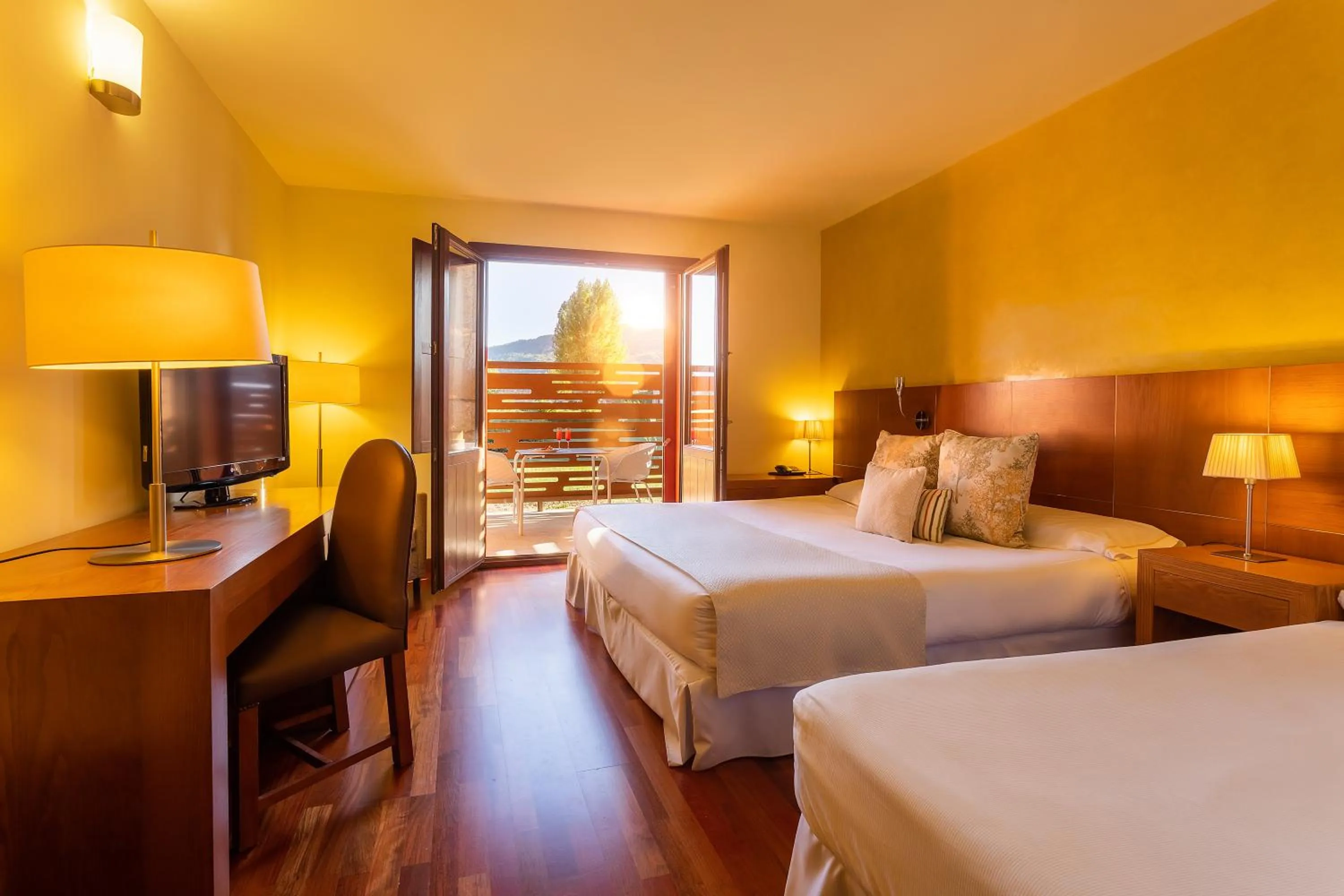 Photo of the whole room, Bed in Izan Puerta de Gredos