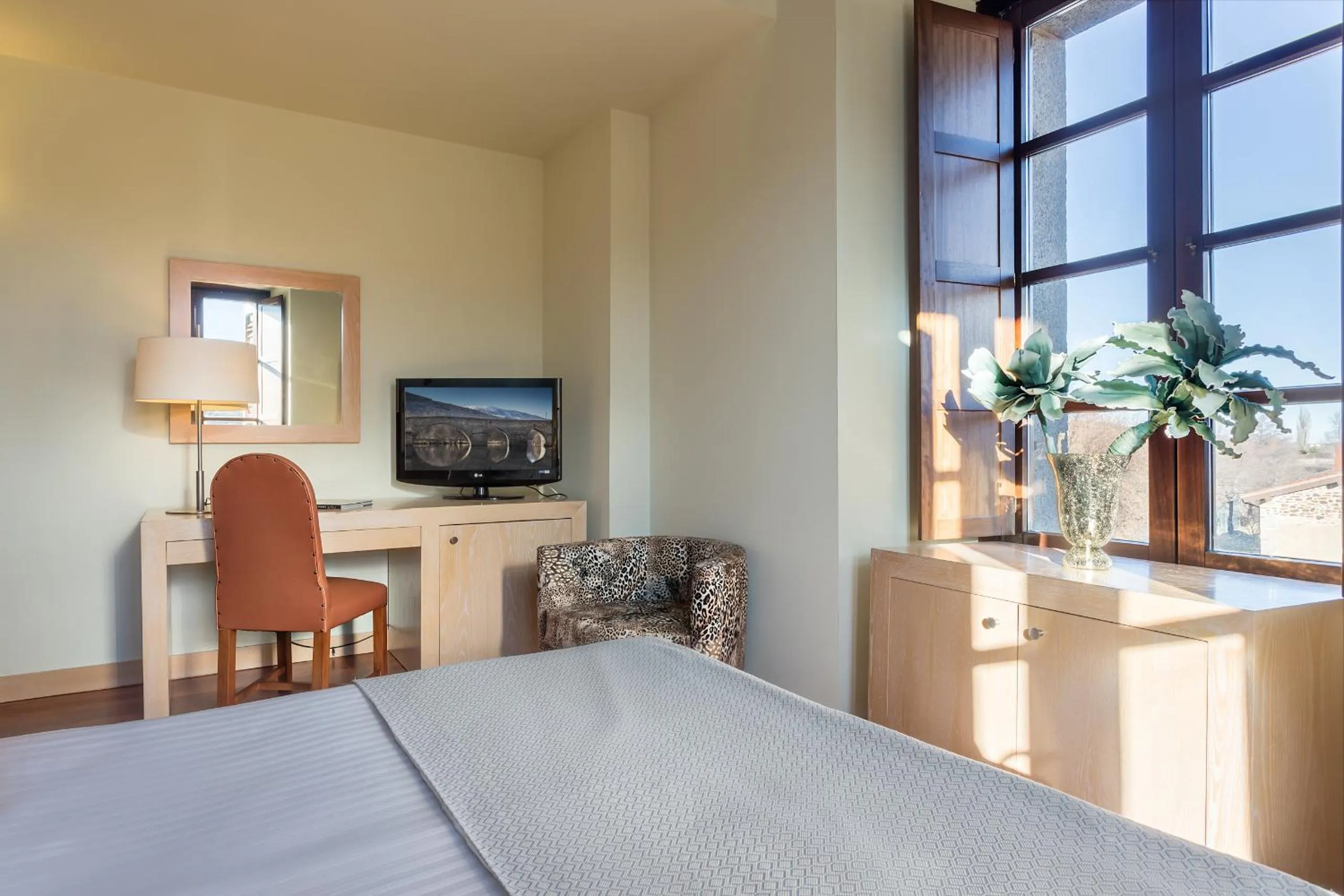 Photo of the whole room, Bed in Izan Puerta de Gredos