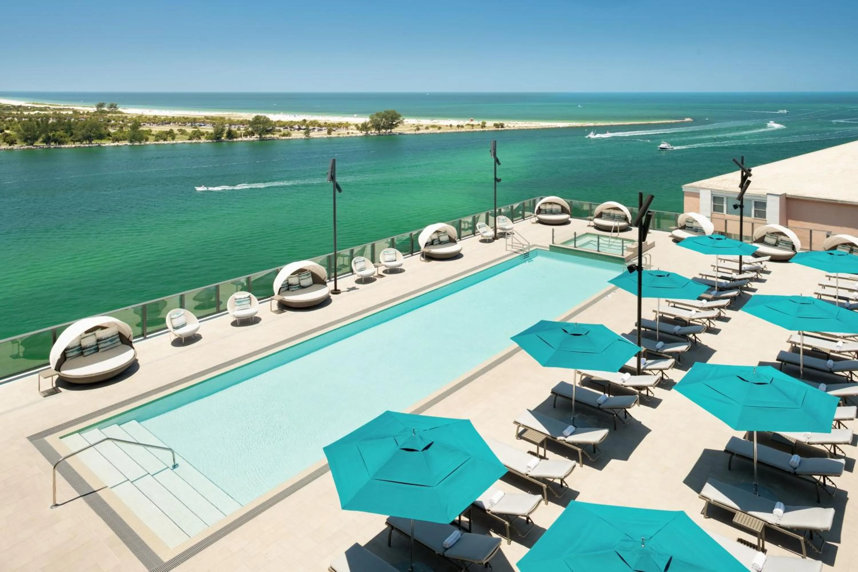 Swimming pool in JW Marriott Clearwater Beach Resort & Spa