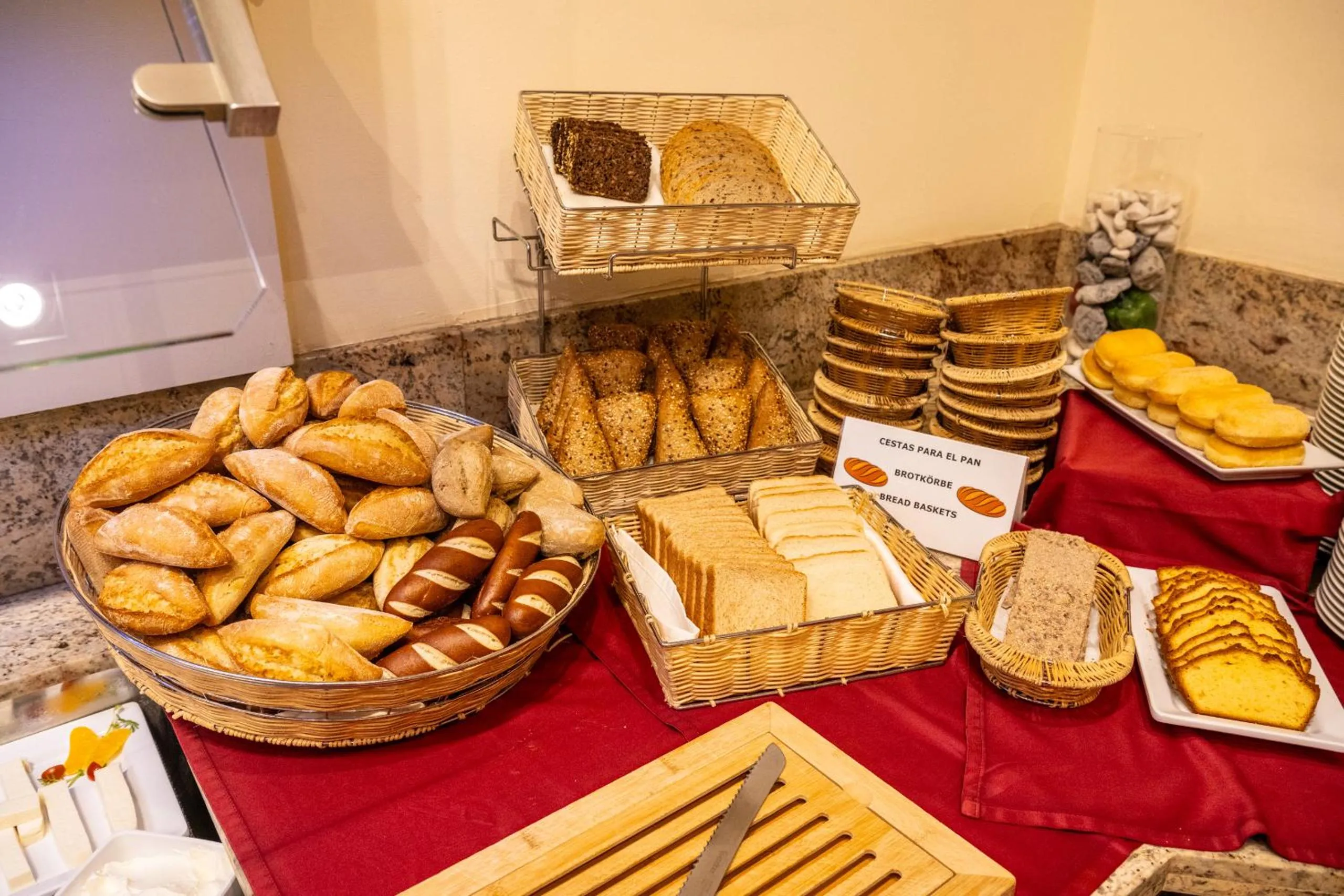 Buffet breakfast in Luz Del Mar