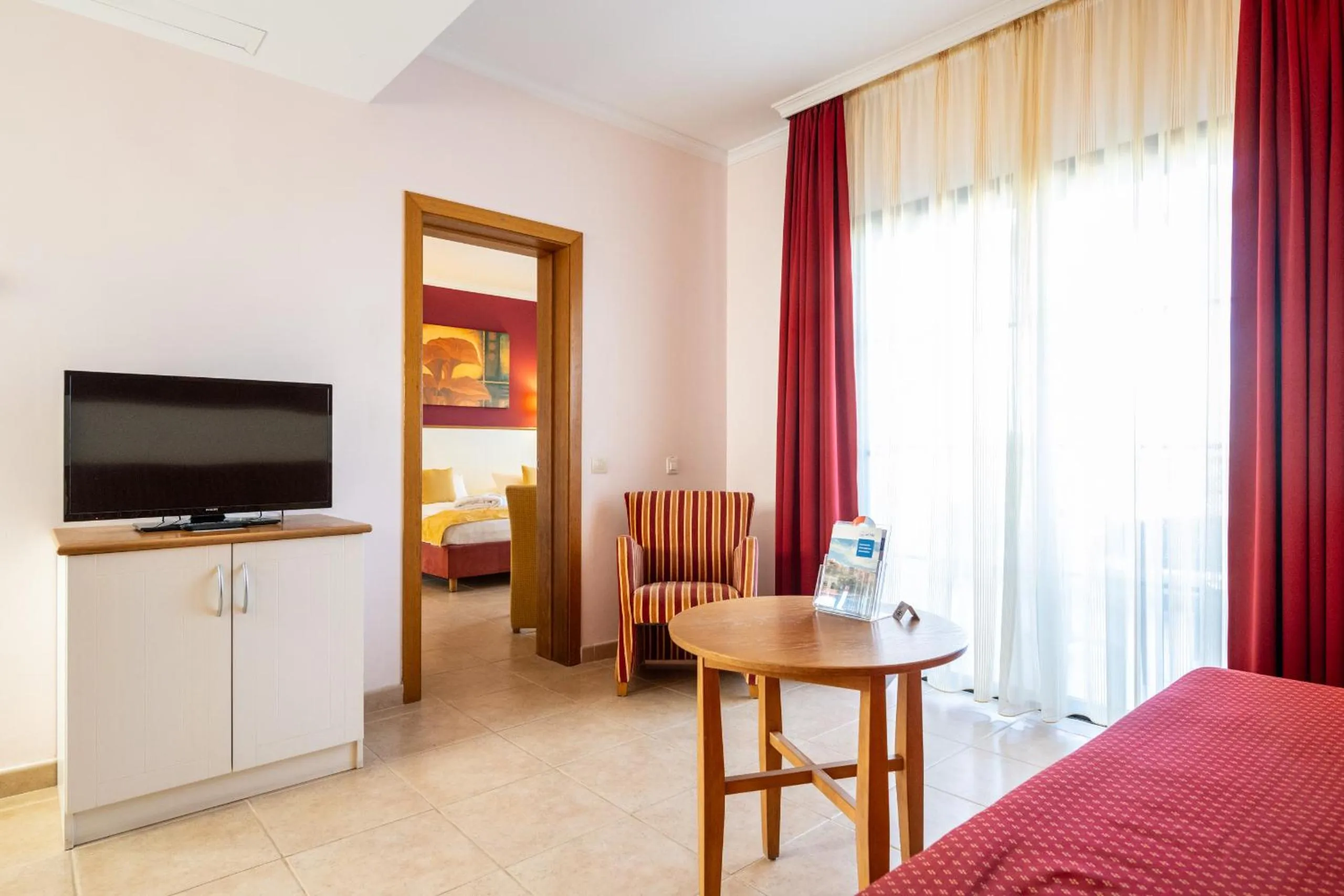 Communal lounge/ TV room, Bed in Luz Del Mar