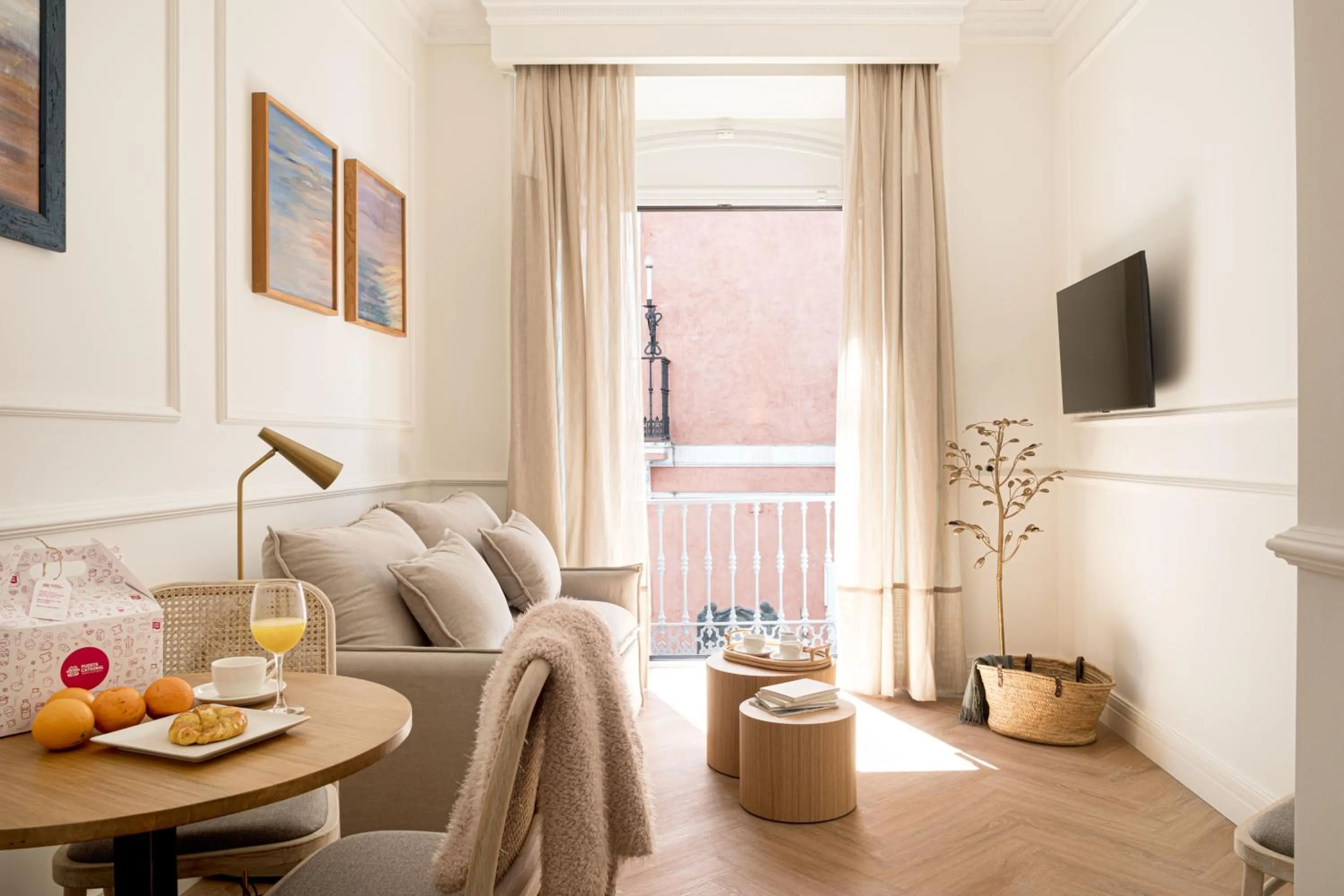 TV and multimedia in Mylu Suites by Puerta Catedral