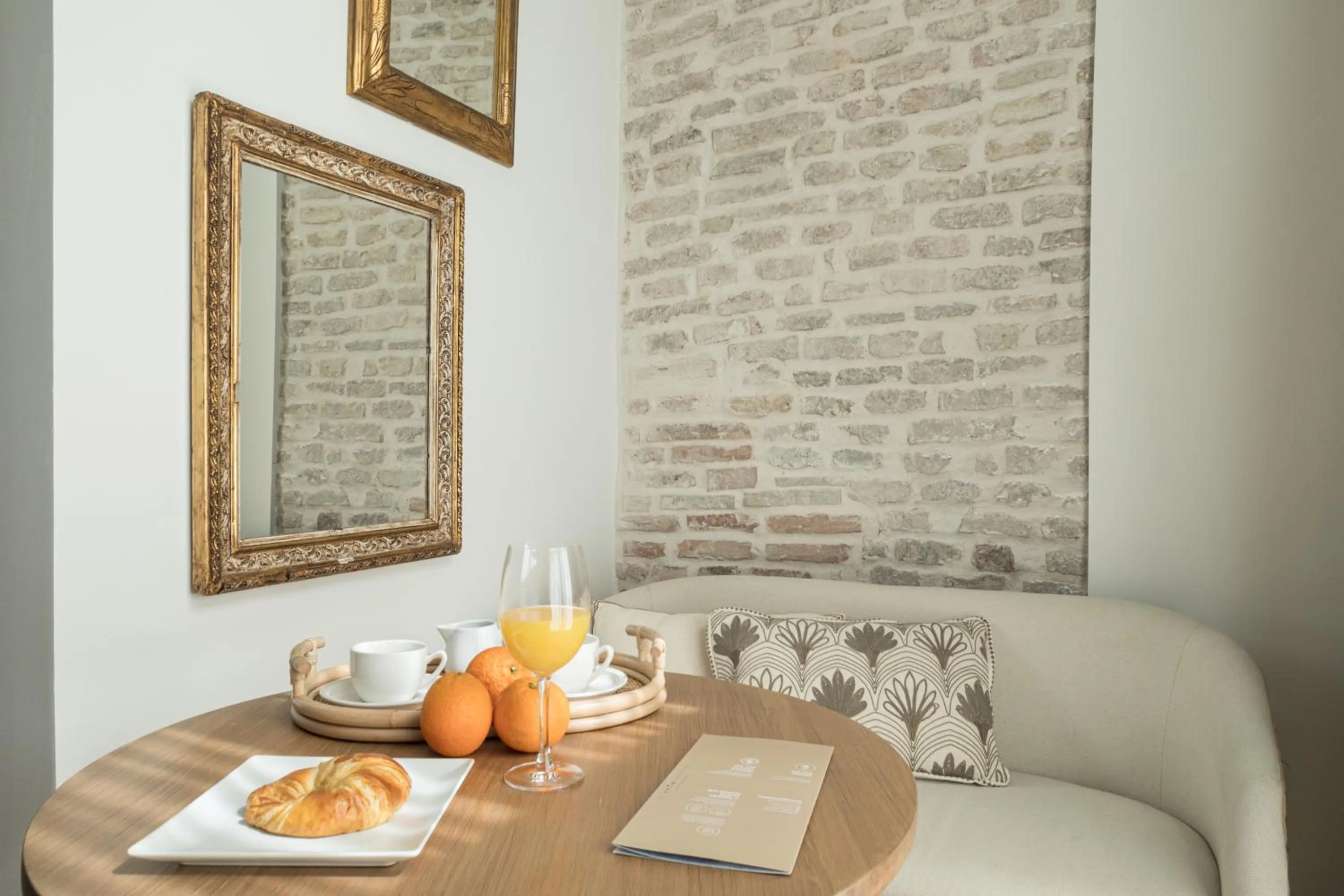 Seating area in Mylu Suites by Puerta Catedral