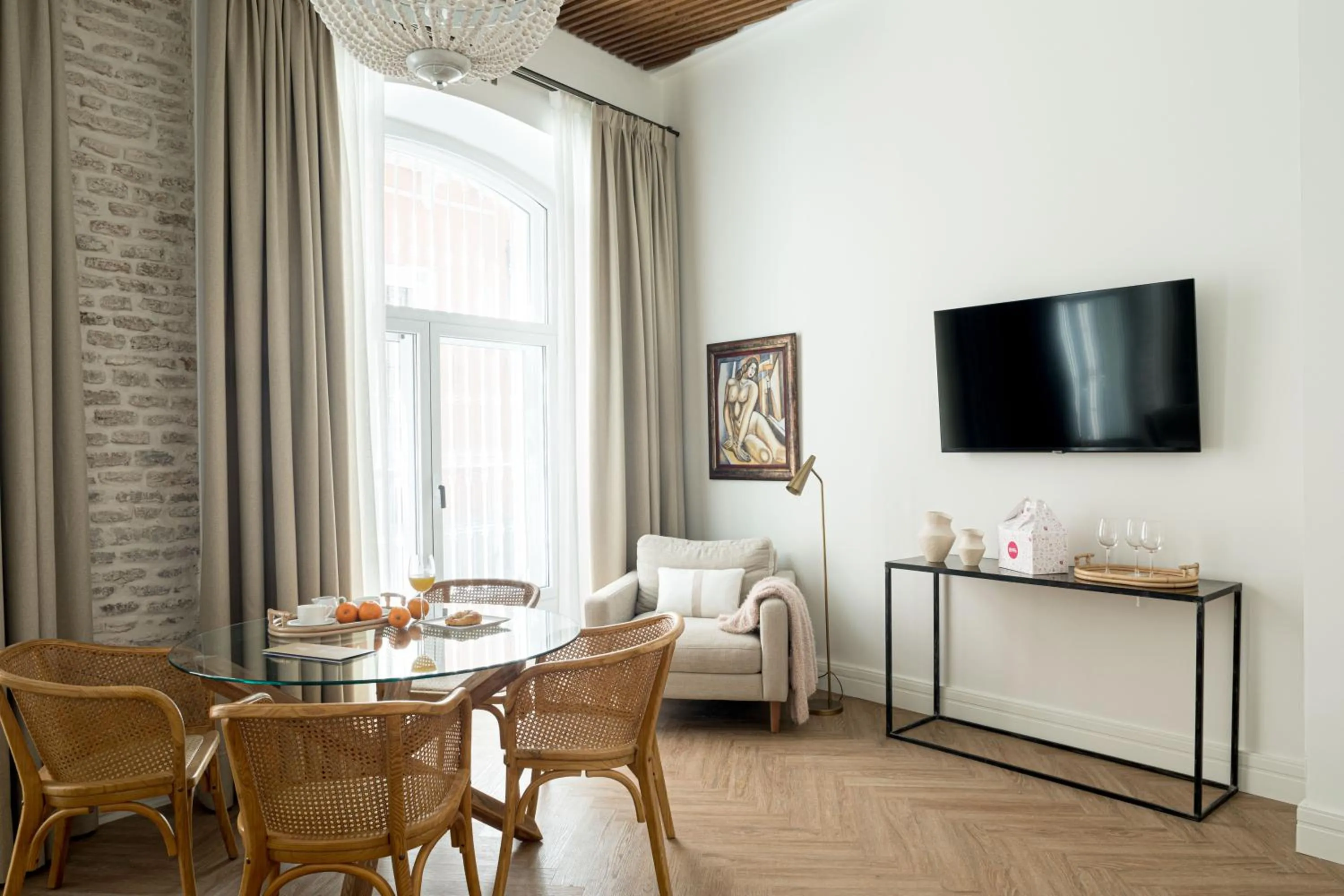 TV and multimedia in Mylu Suites by Puerta Catedral