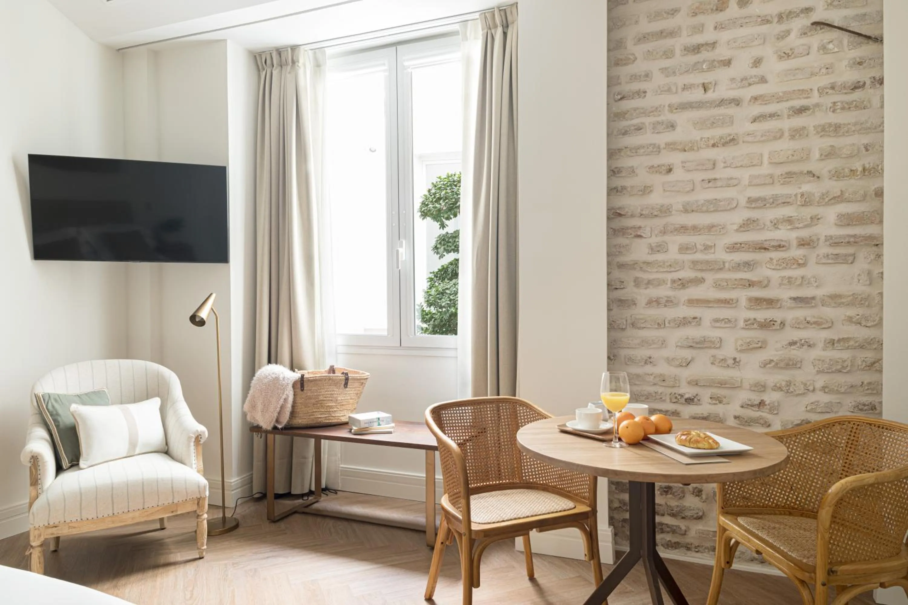 TV and multimedia in Mylu Suites by Puerta Catedral