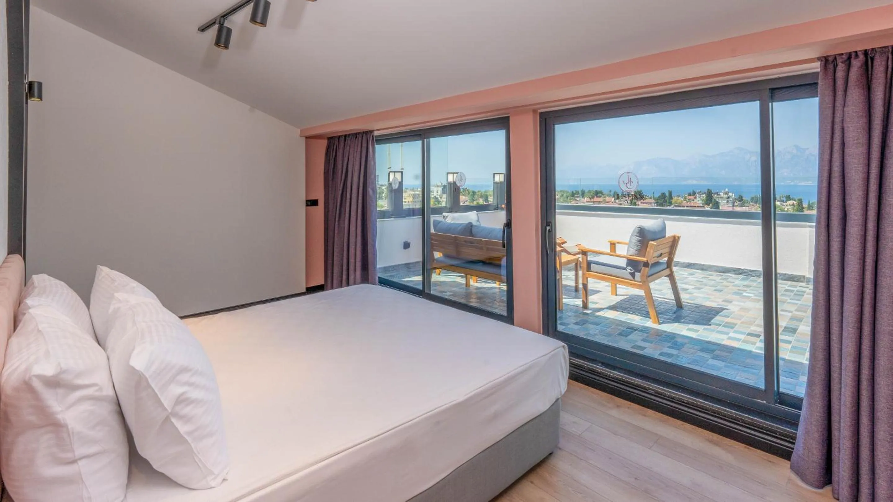 Photo of the whole room in Just Inn City