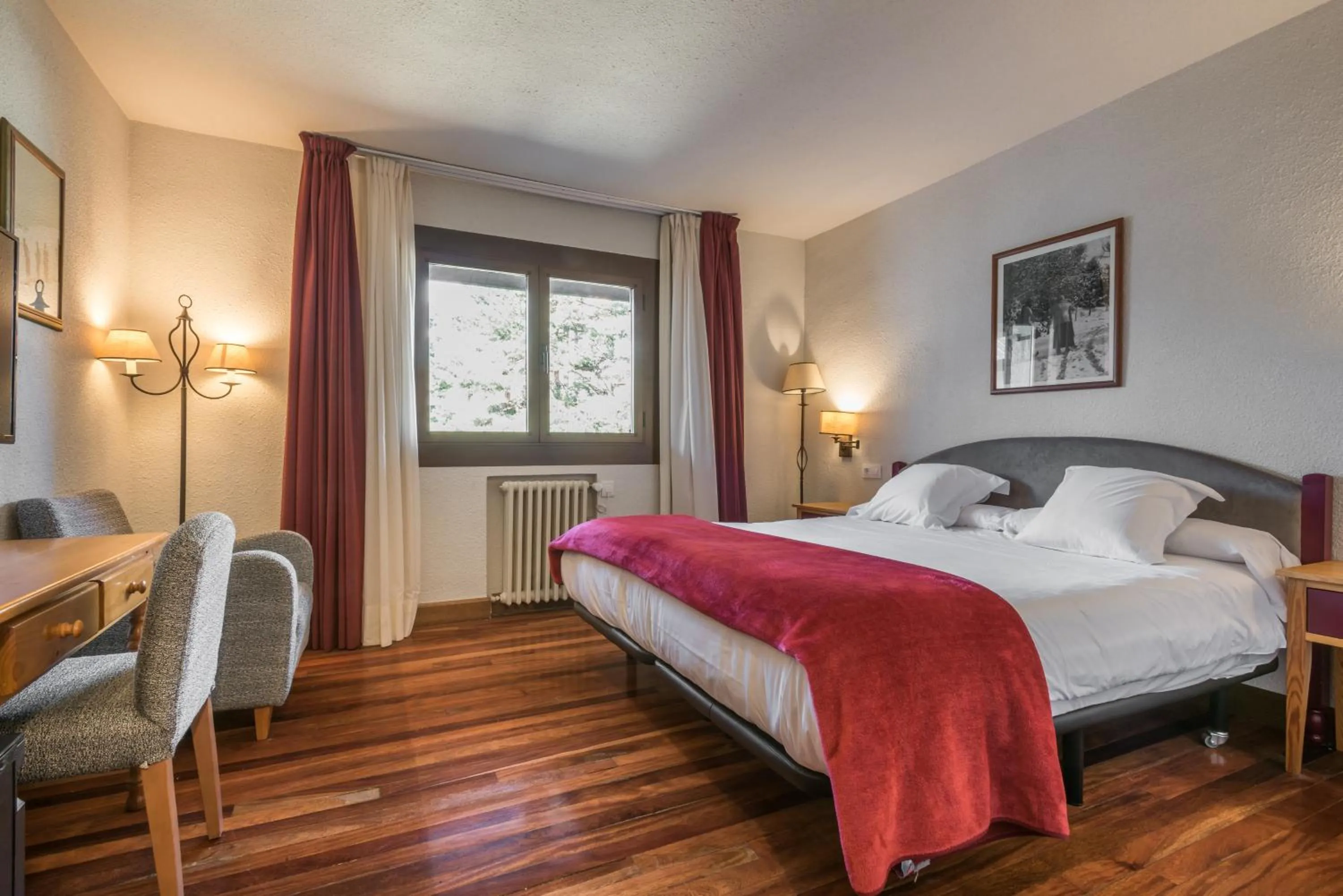 Photo of the whole room, Bed in SNÖ Hotel Formigal