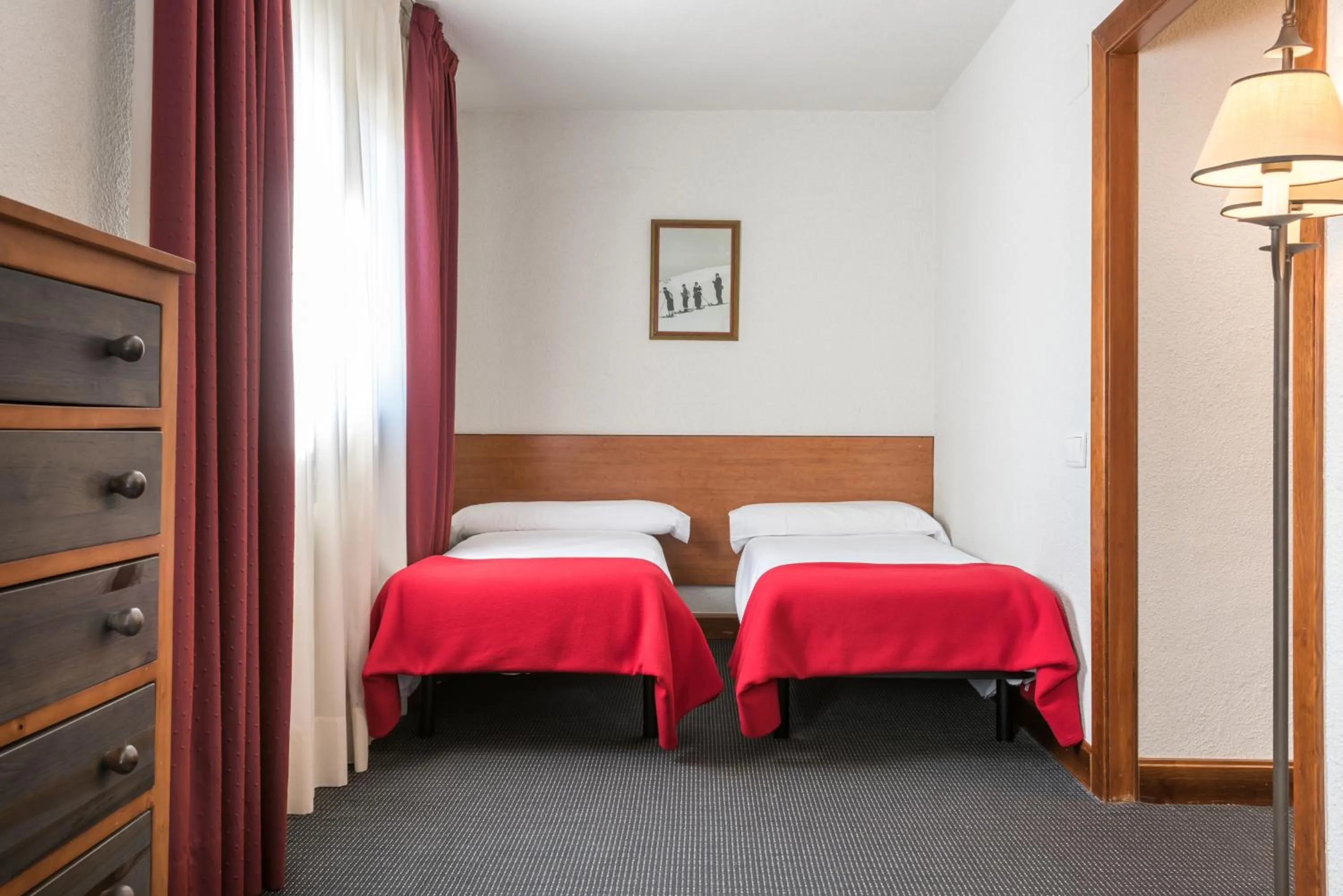 Photo of the whole room, Bed in SNÖ Hotel Formigal