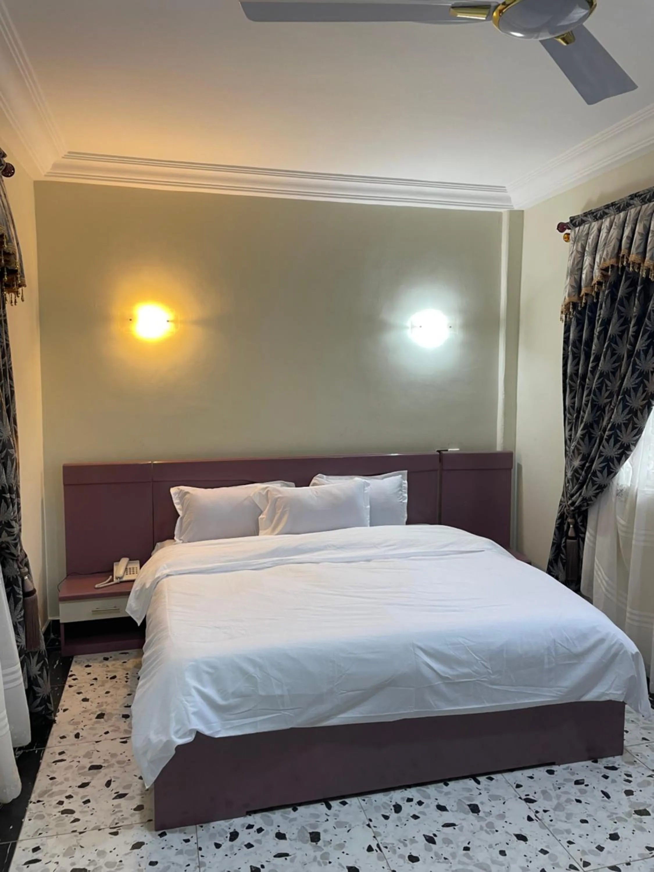 Bed in GEORGE VEE HOTEL LTD