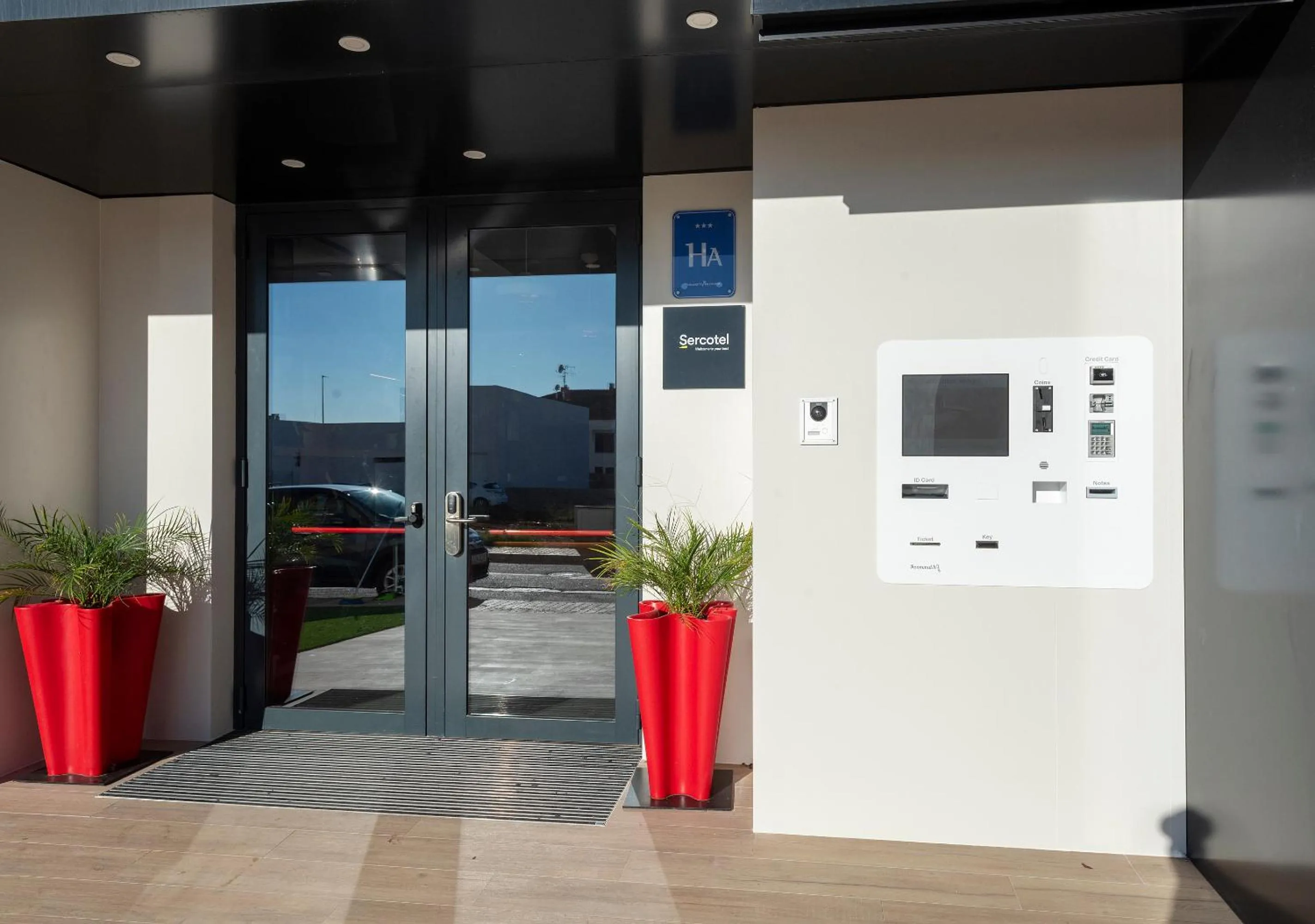Facade/entrance in Sercotel Plana Suites