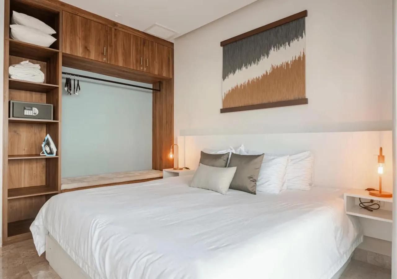 Bed in Luxury 1BR Condo Prime Location