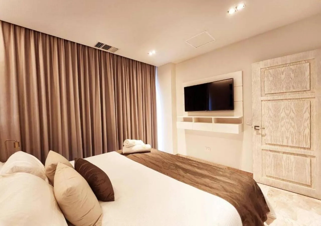 Bed in Luxury 1BR Condo Prime Location