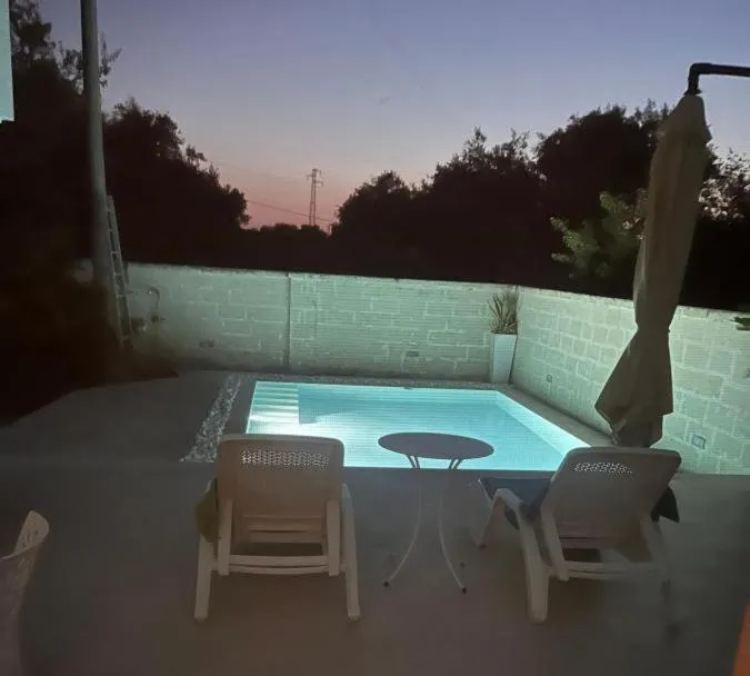 Swimming pool in Villa con piscina Aria di sole