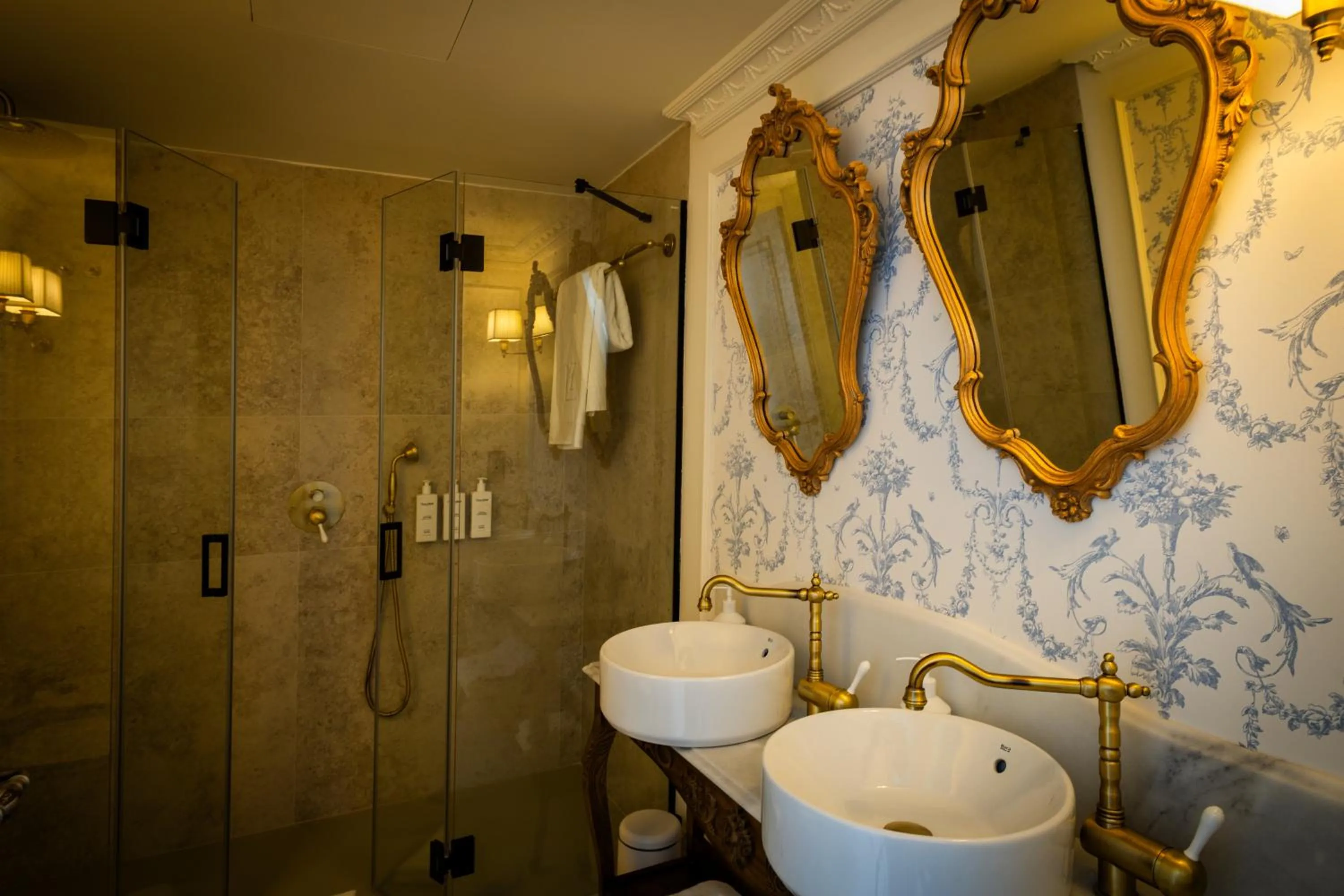 Shower in Hotel Luze Boutique San Sebastian